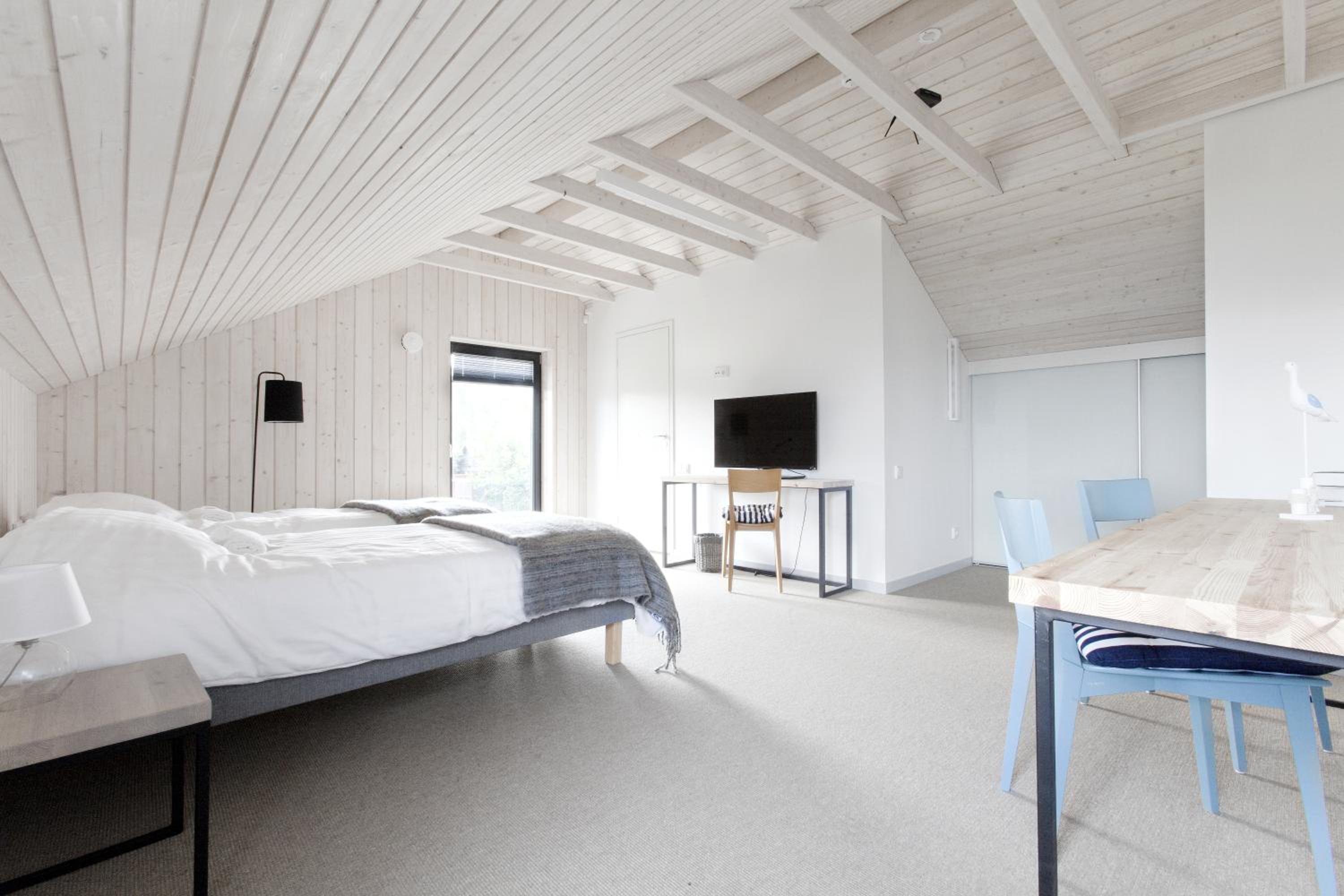 Six-Bedroom House - Photo 14