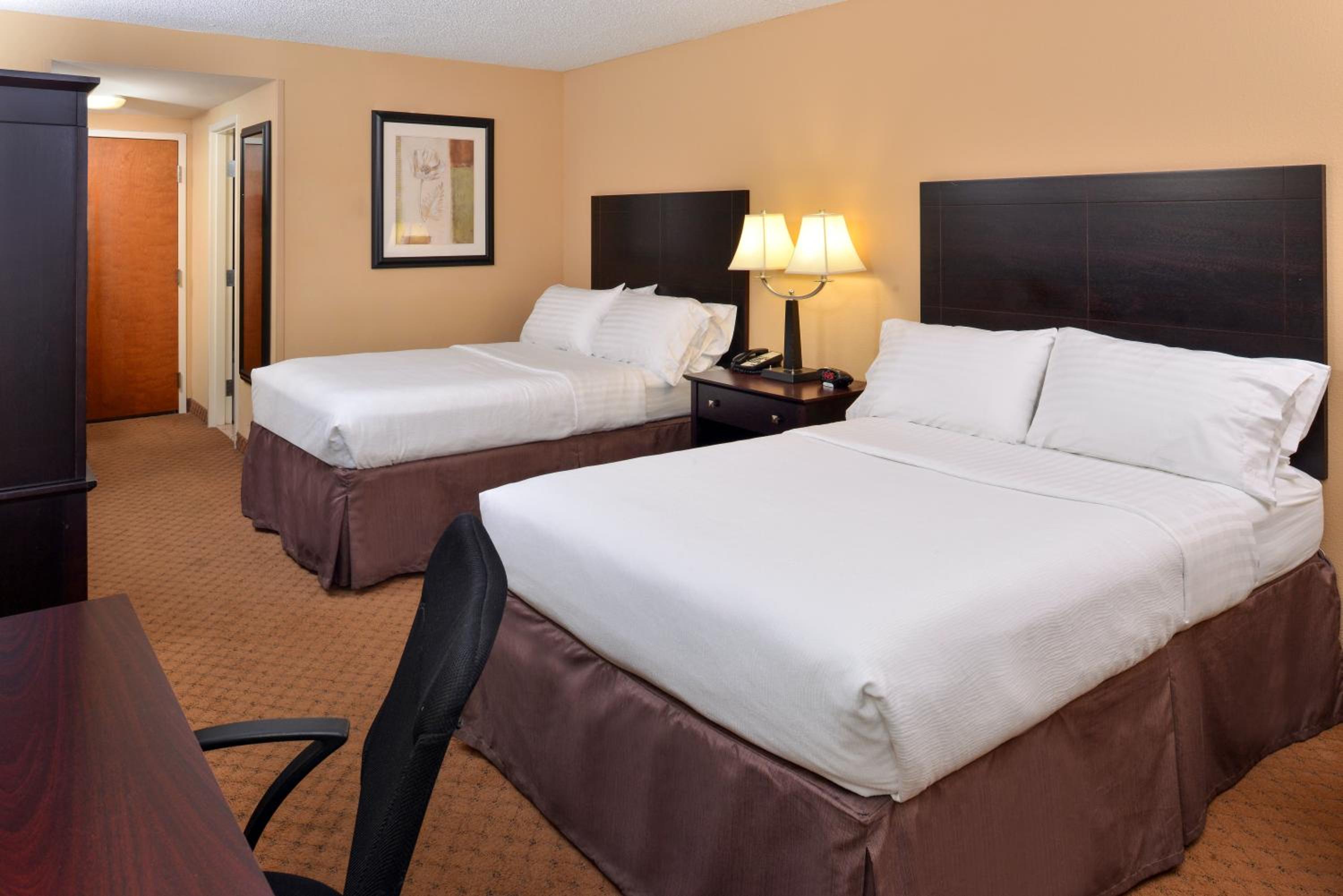 Standard Queen Room with Two Queen Beds - Photo 3