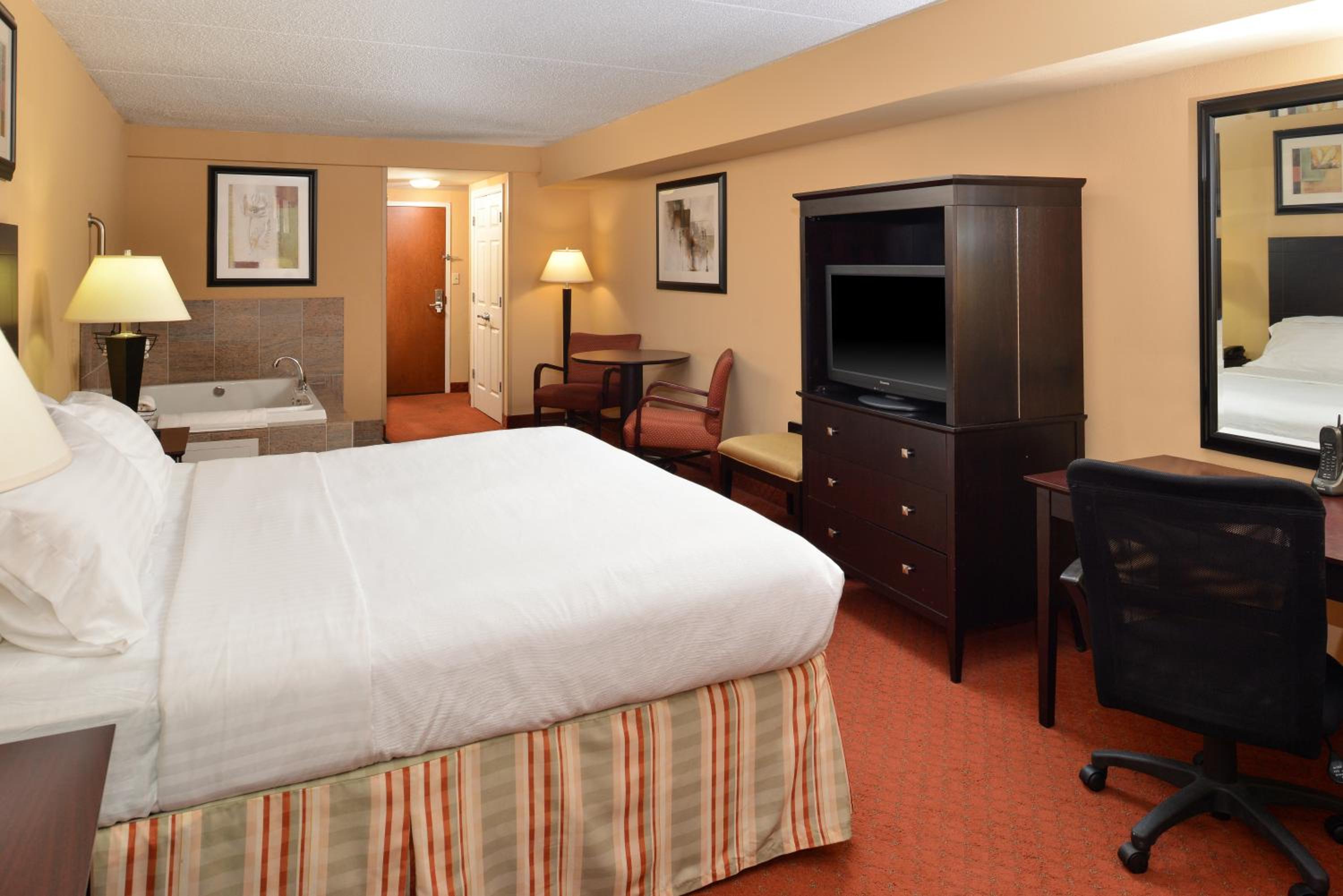 King Room - Non-Smoking - Photo 3