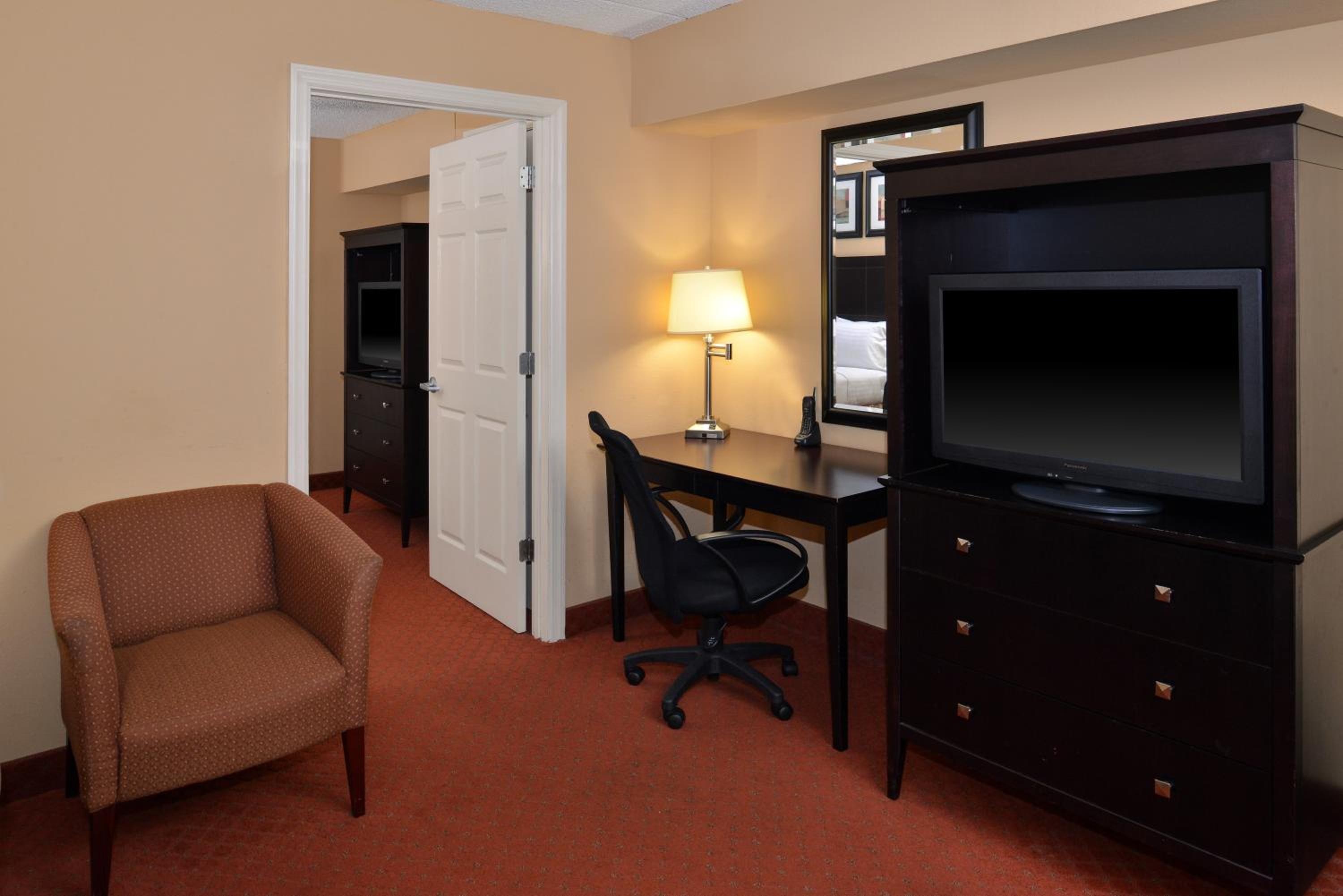 One-Bedroom King Suite with Sofa Bed - Photo 2