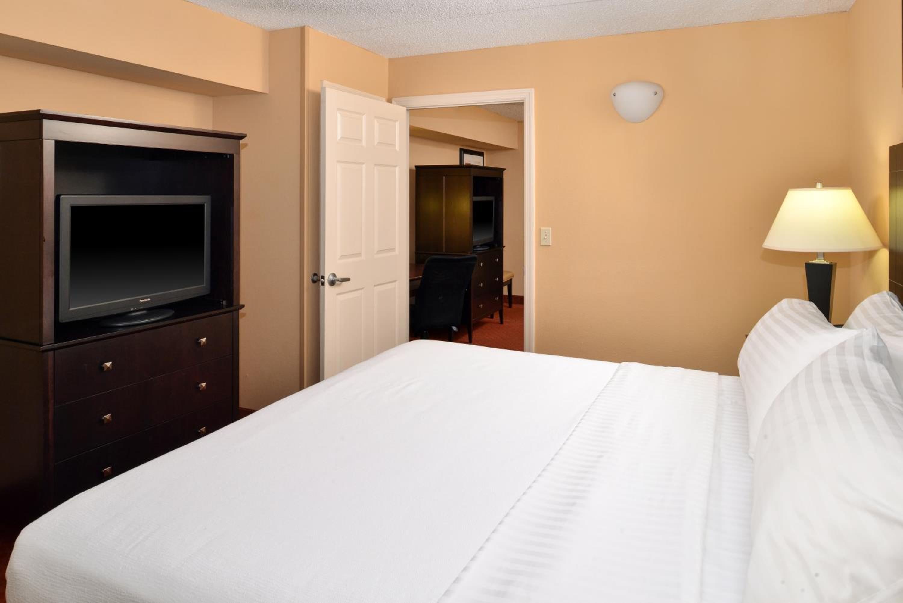 One-Bedroom King Suite with Sofa Bed - Photo 3