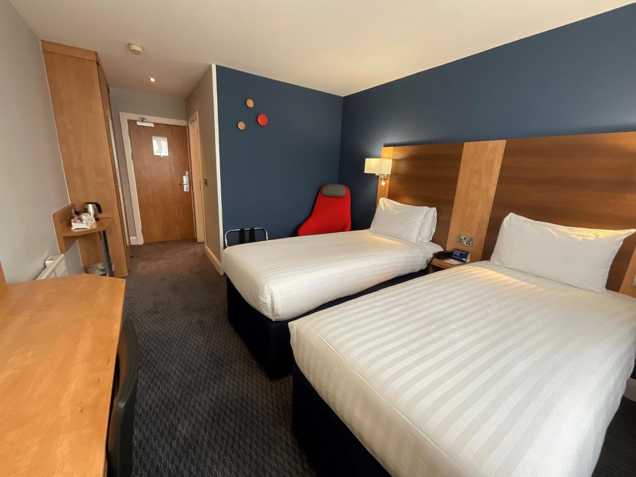 Standard Twin Room with Free Hot Breakfast - Photo 2