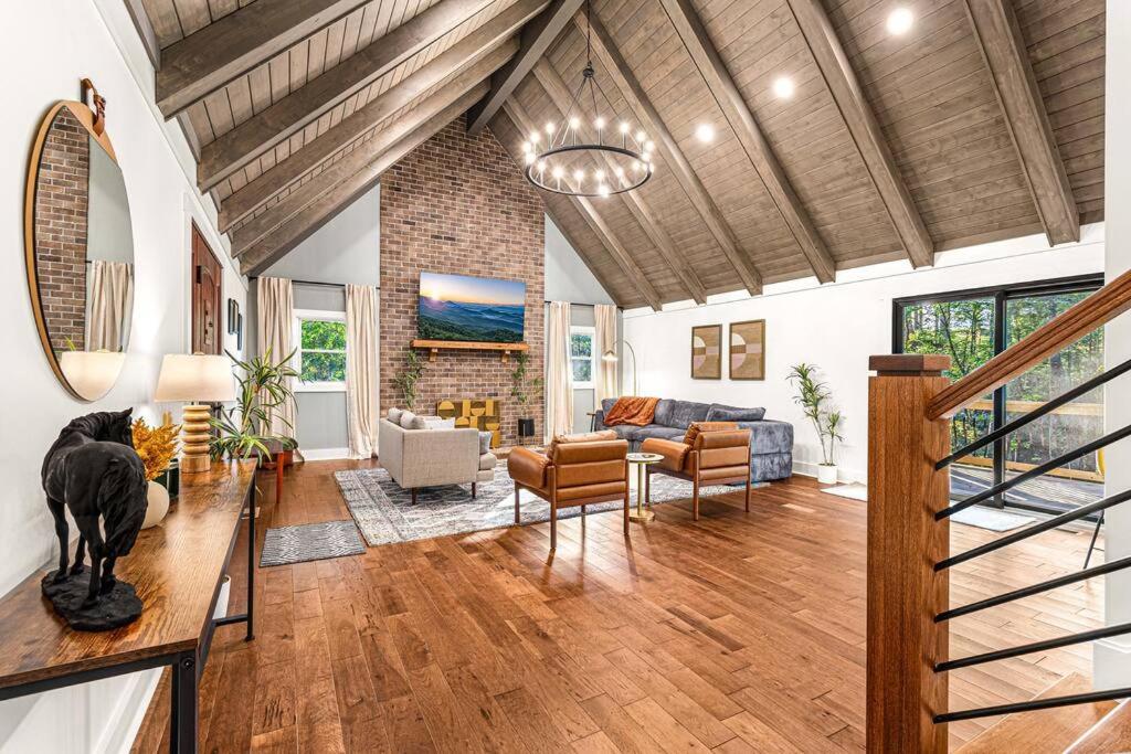 Five-Bedroom House photo 1