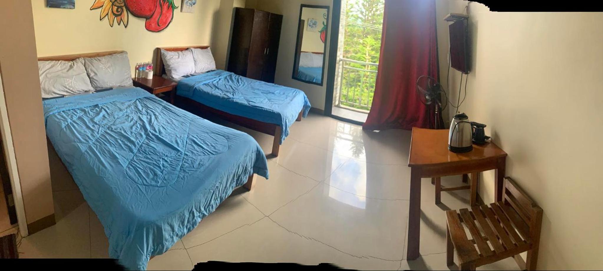 Quadruple Room with Balcony - Photo 5