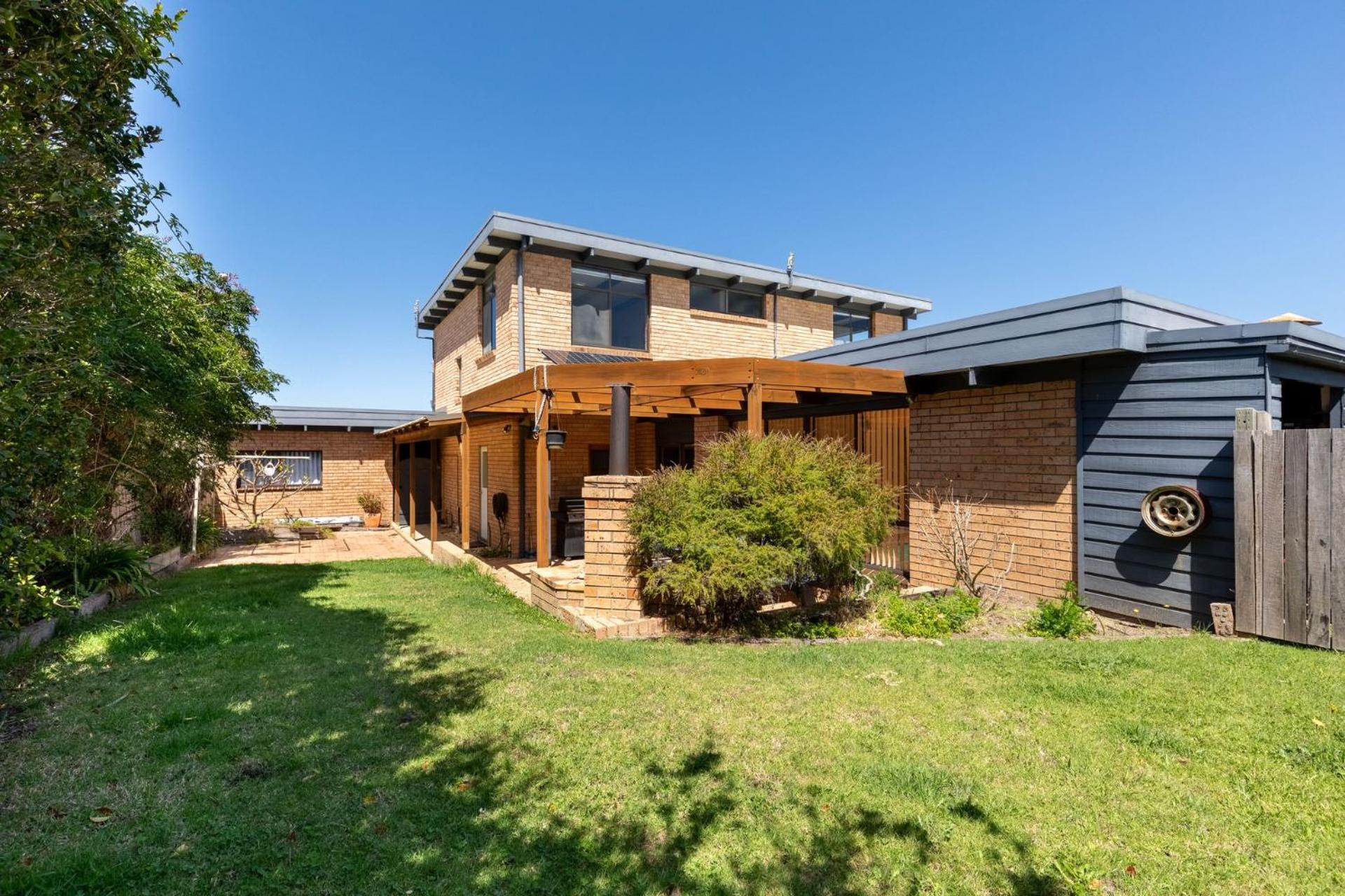 Five-Bedroom House photo 3