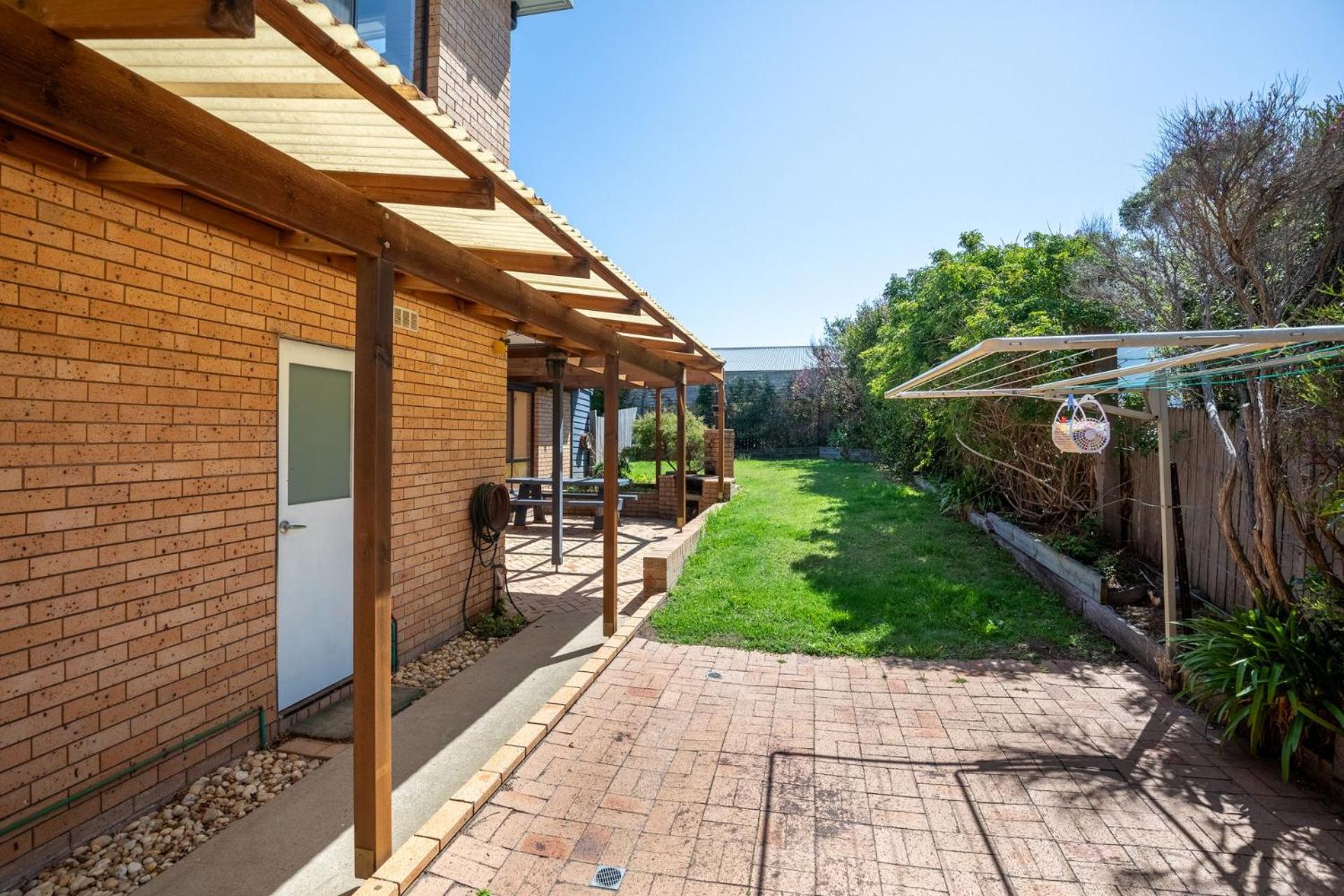 Five-Bedroom House photo 2