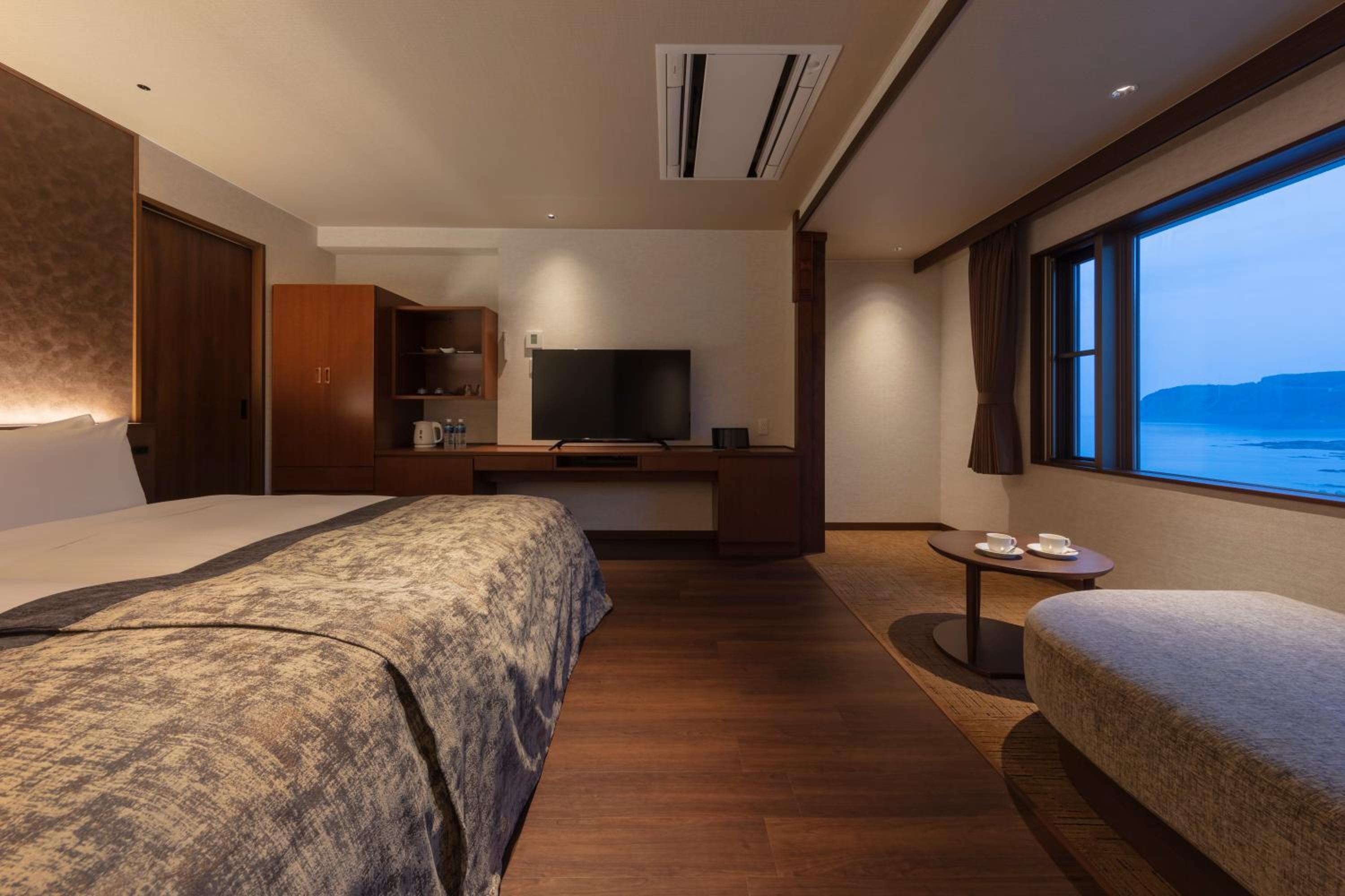 Twin Room with Partial Sea View photo 3