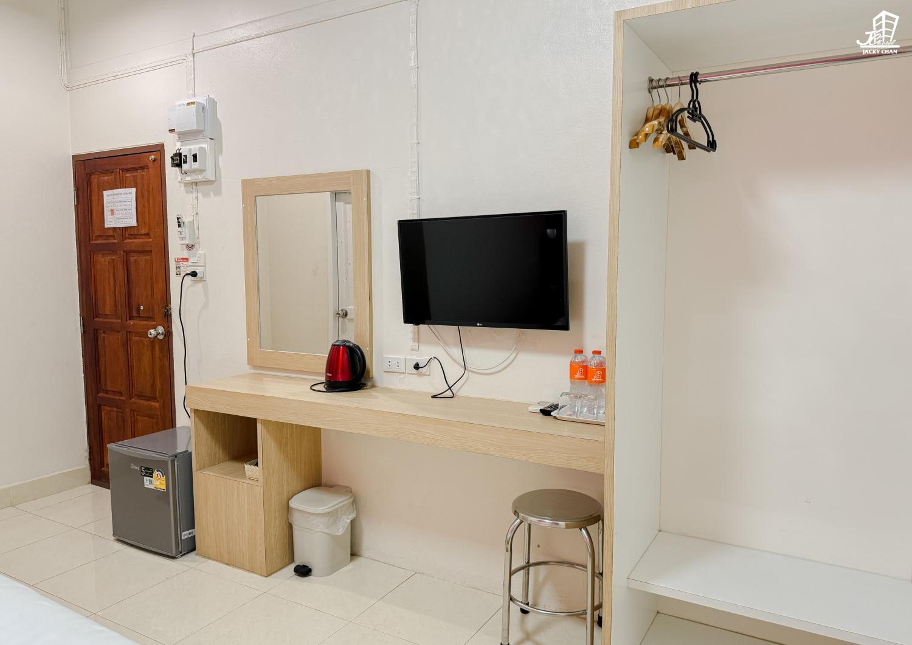 Deluxe King Room - Photo 18