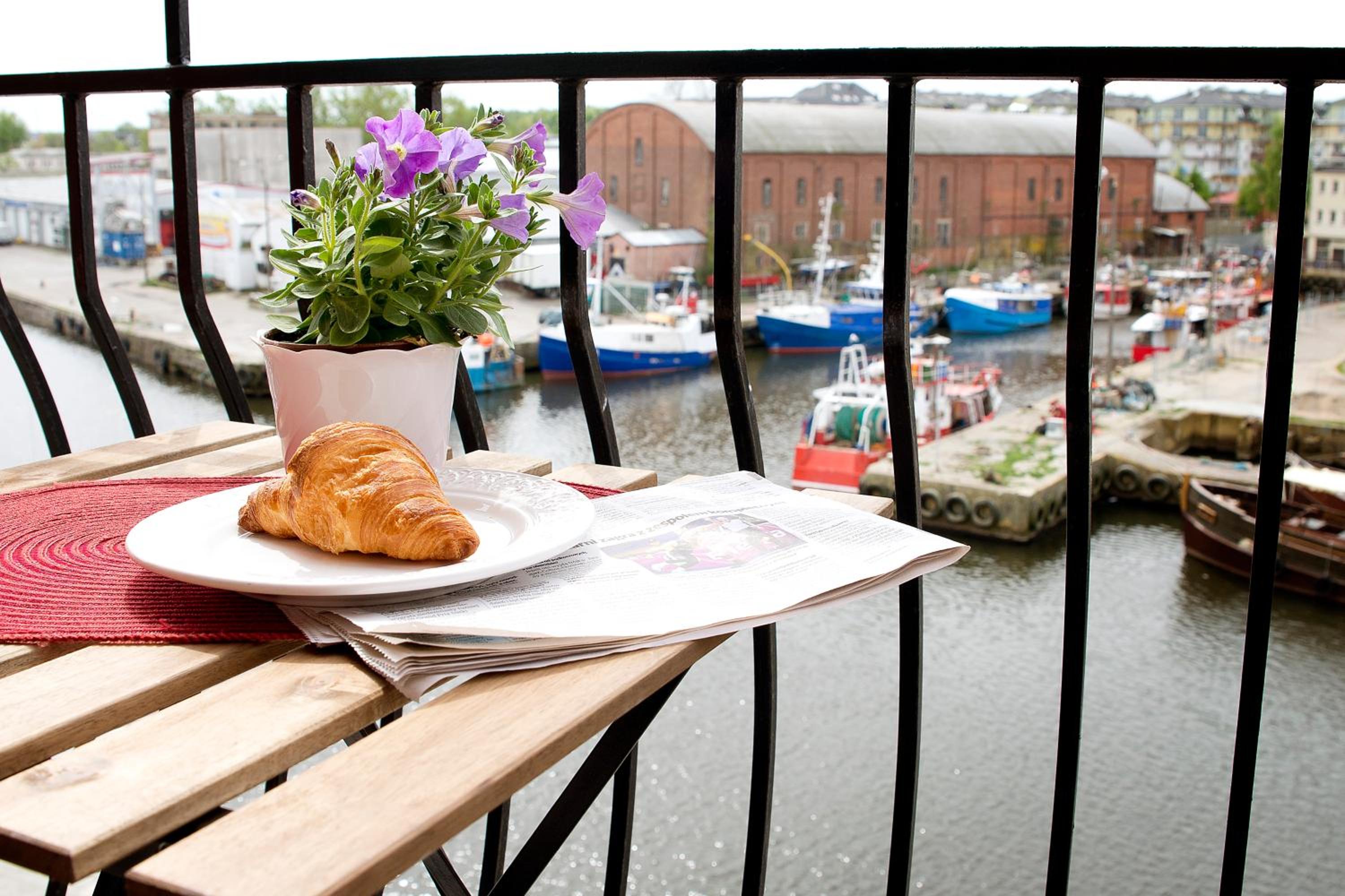 One-Bedroom Apartment with Balcony and Harbor View photo 2