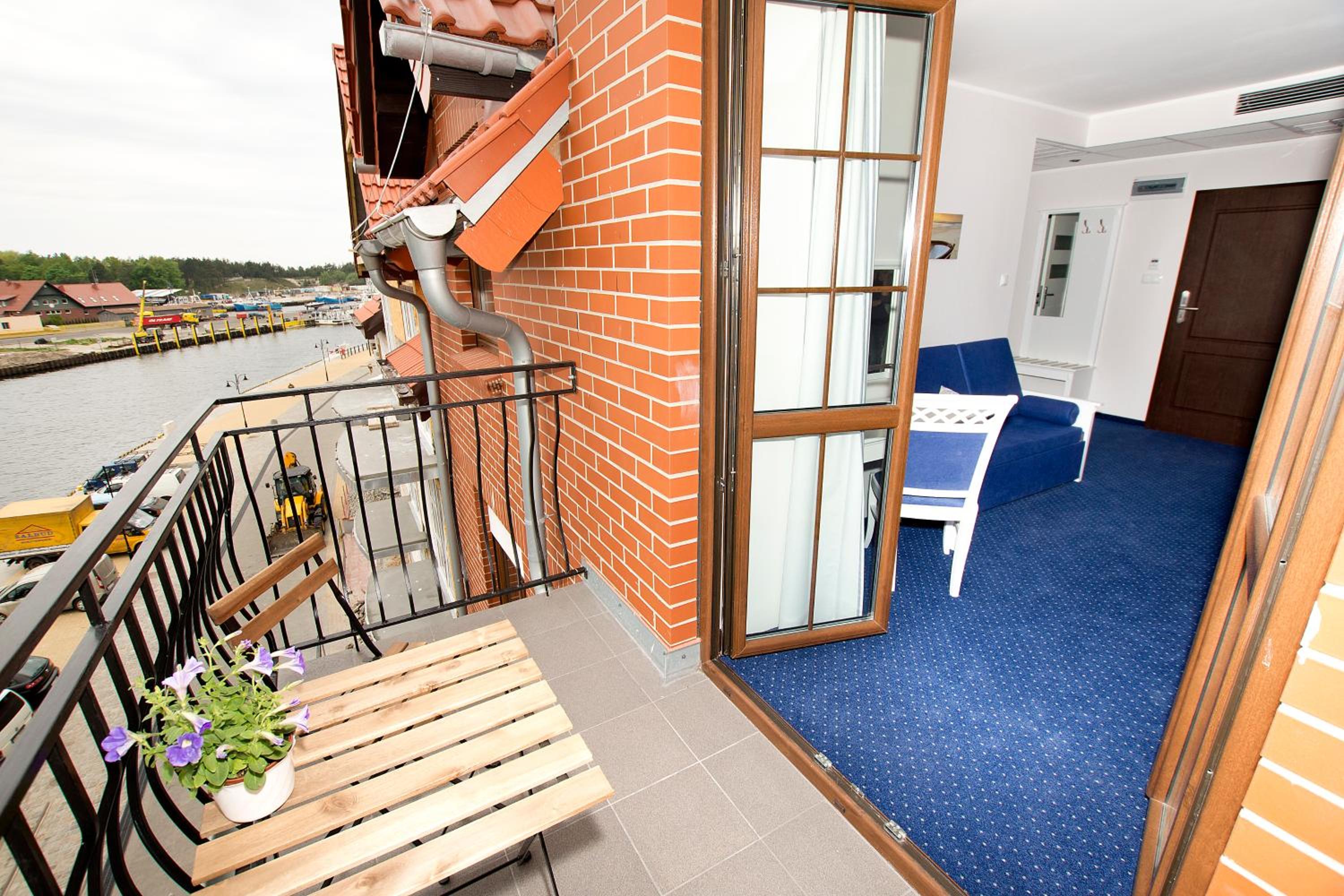 One-Bedroom Apartment with Balcony and Harbor View photo 3