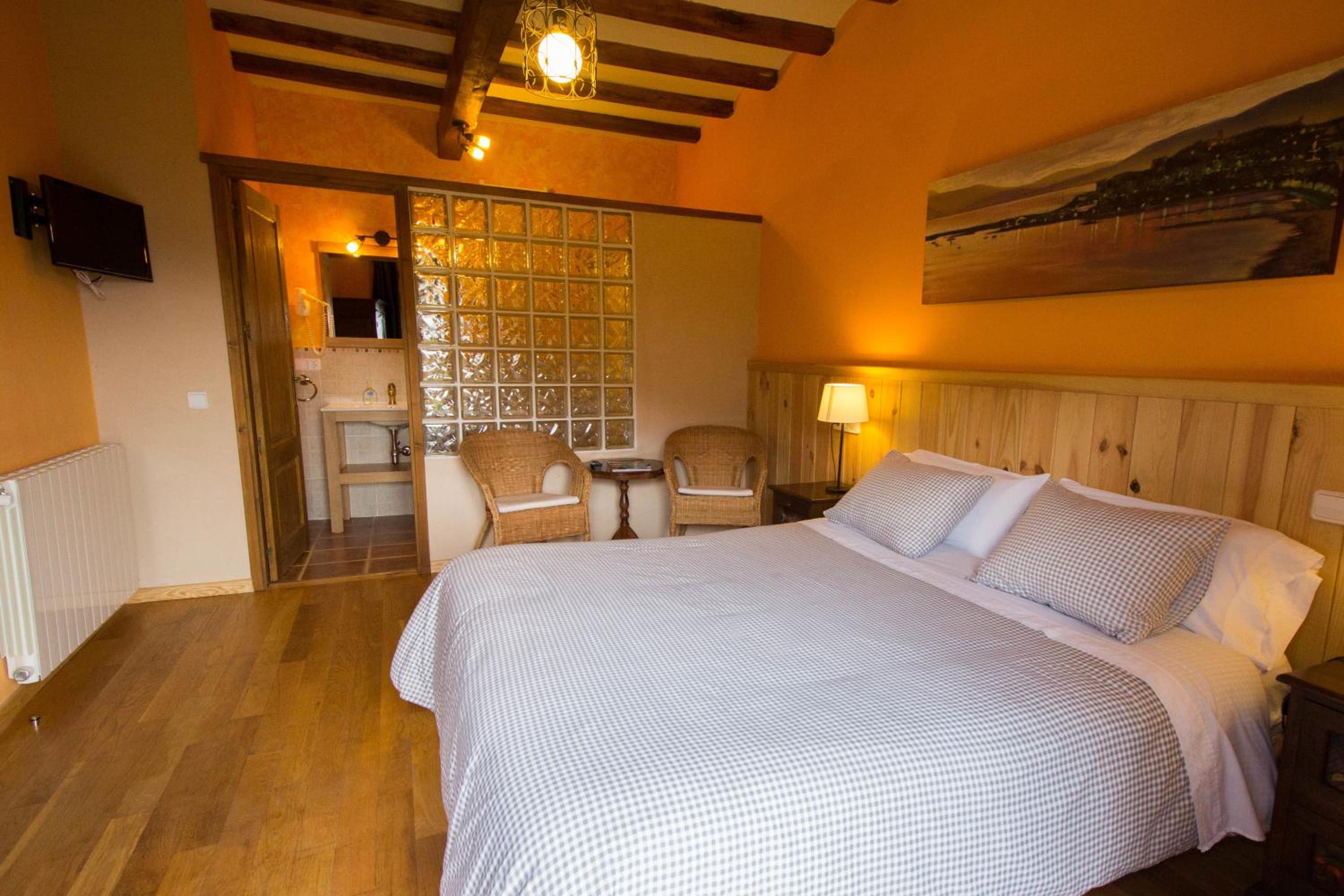 Double or Twin Room with Balcony and Mountain View - Photo 1
