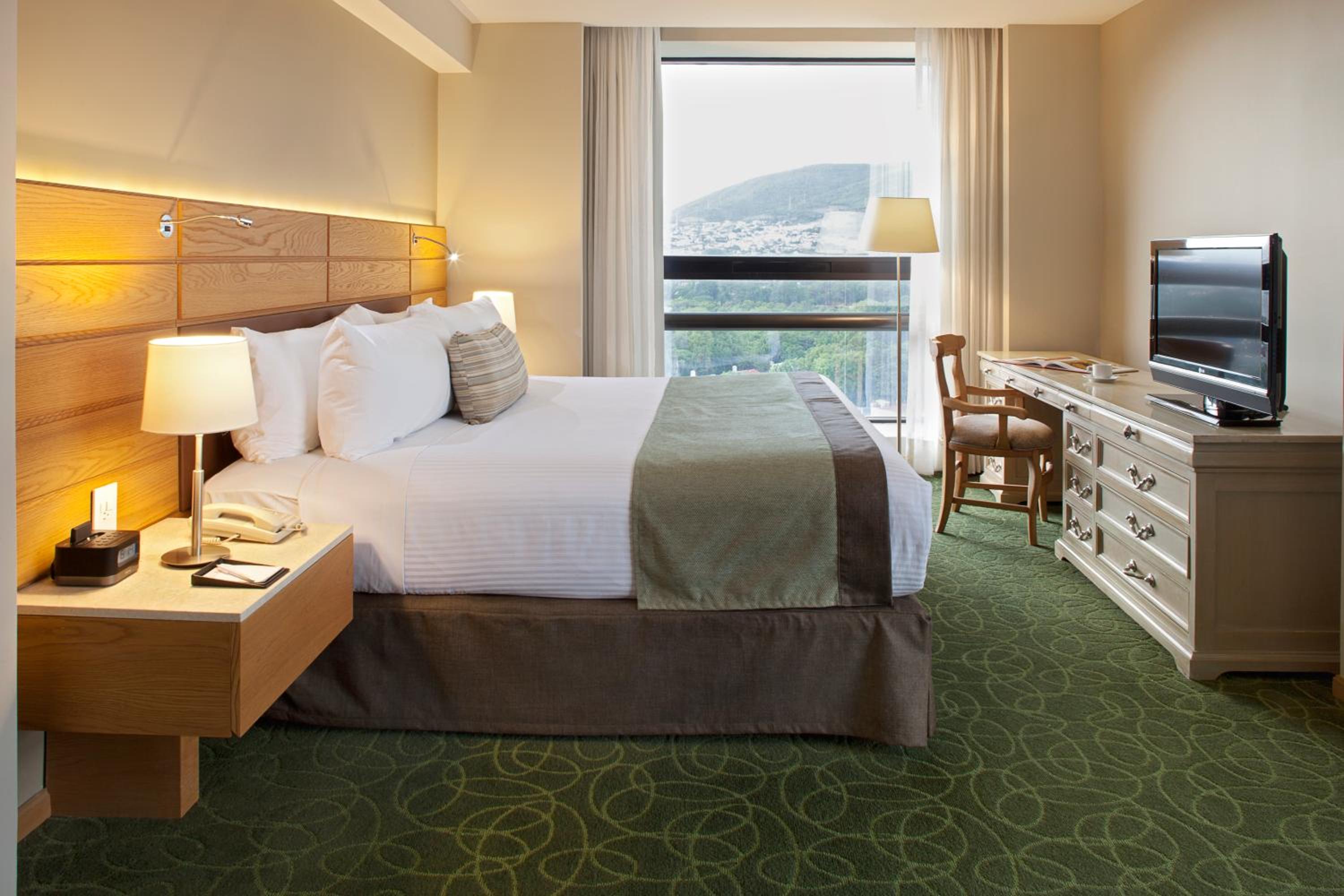 Guest room, 1 King, City view, High floor - Photo 1