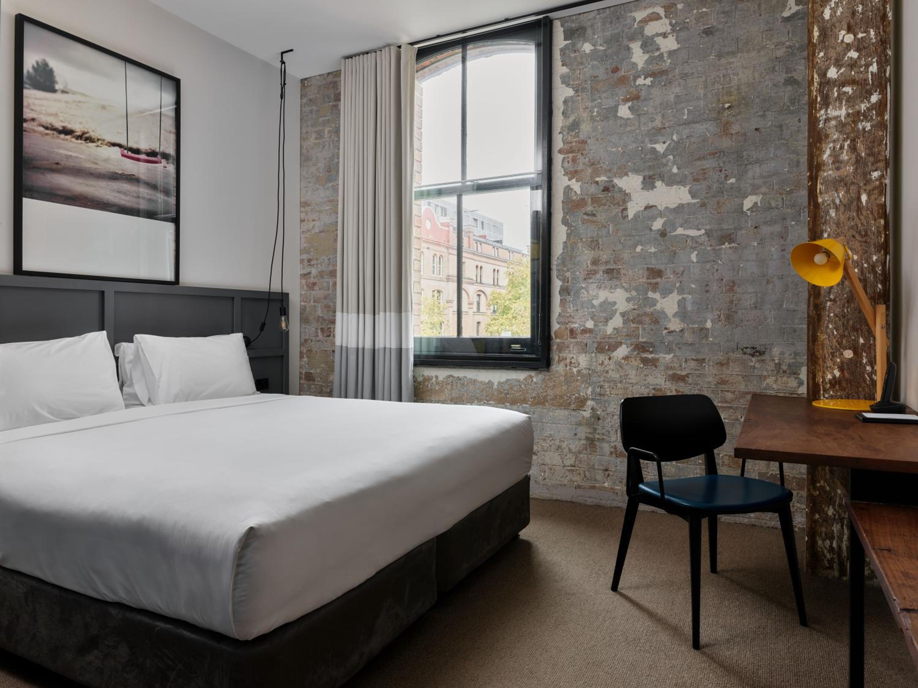 Superior King Room thumbnail 6