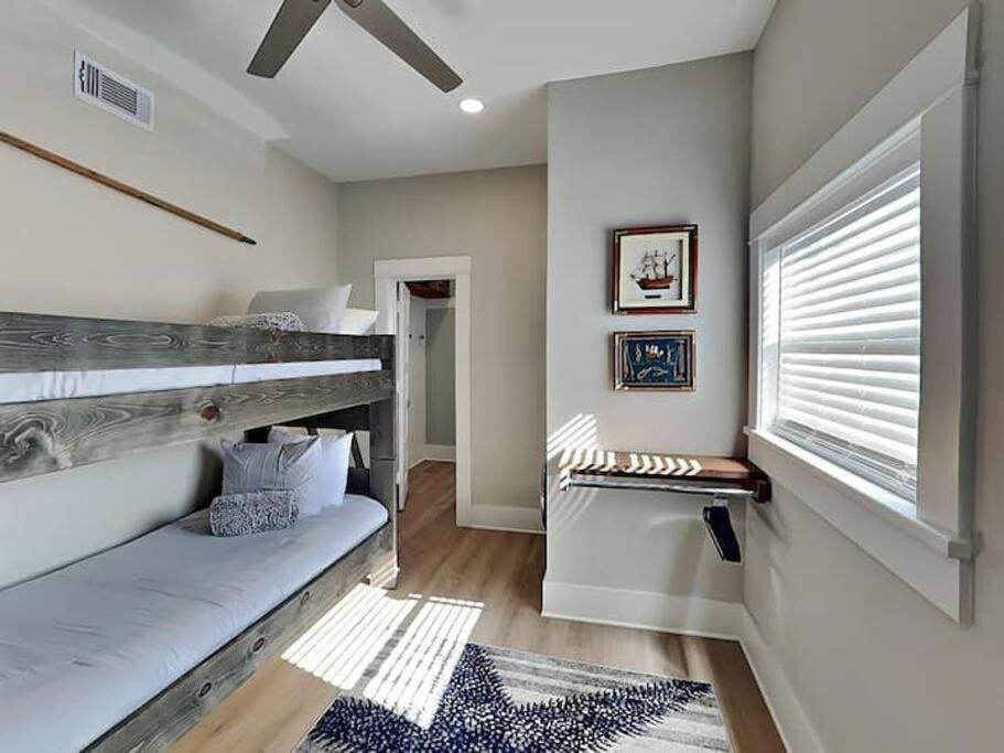 Five-Bedroom House photo 2