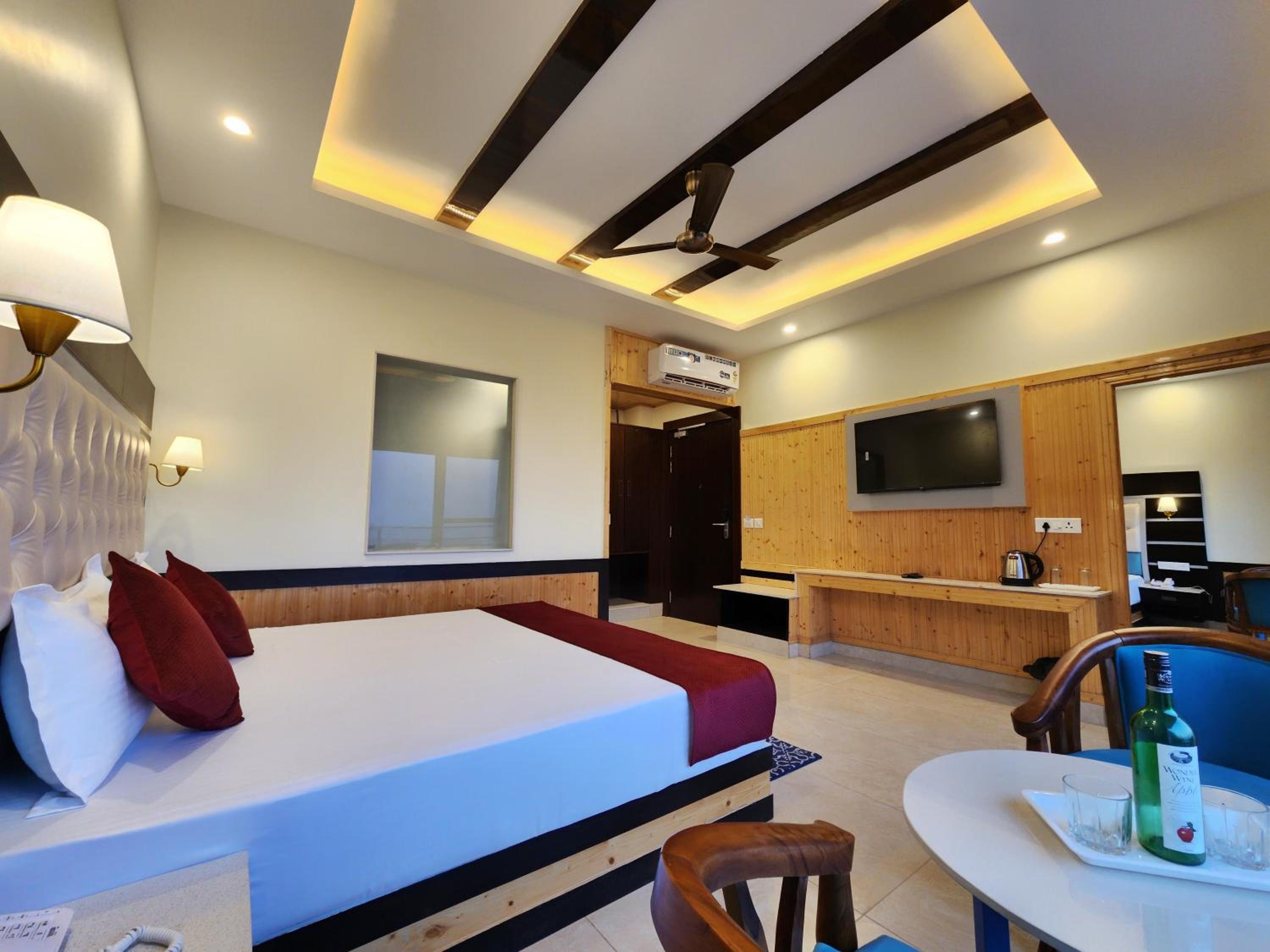 King Room with Balcony photo 1