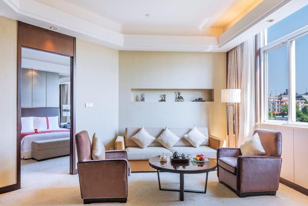 Deluxe Lake View Suite
