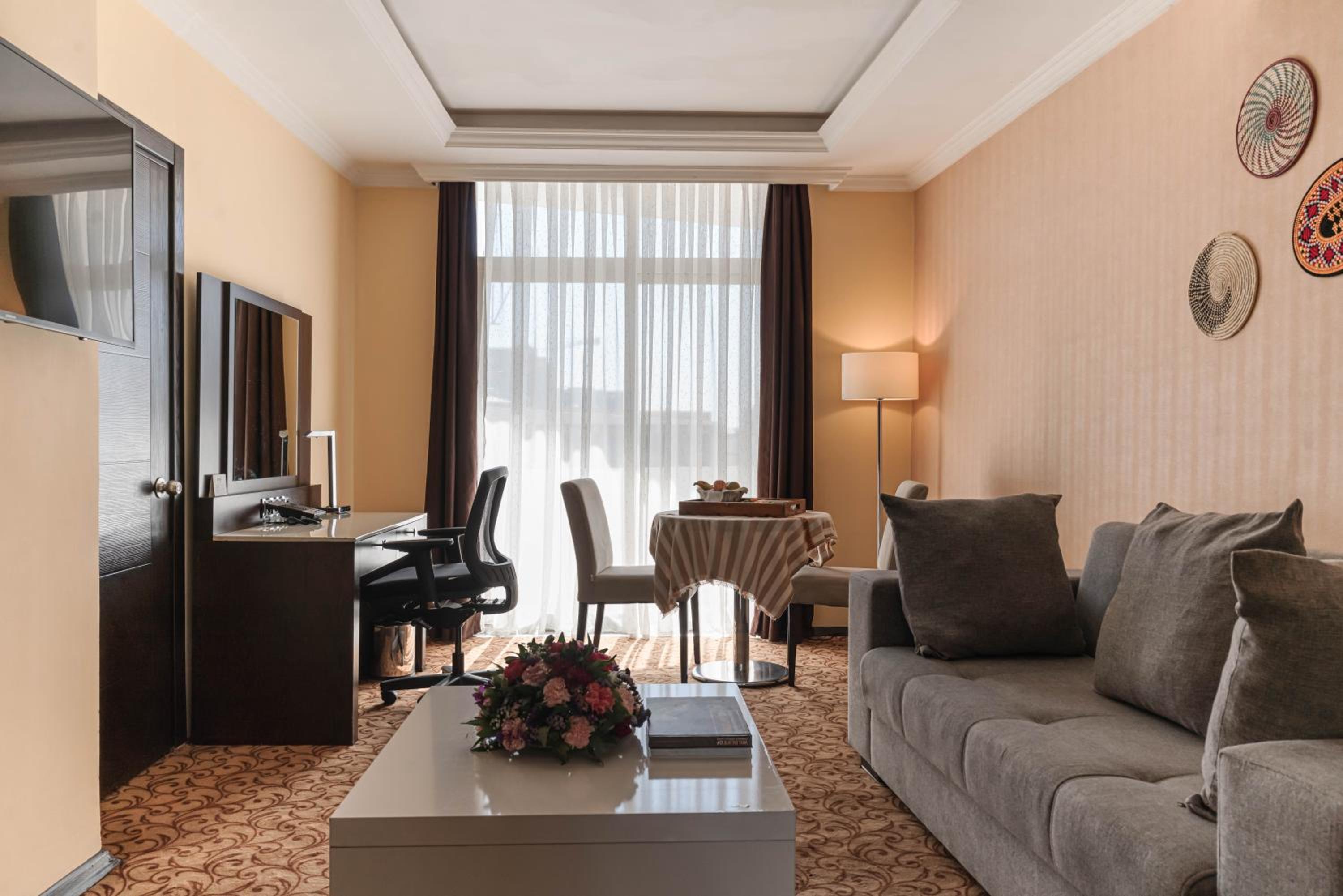 Junior King Suite photo 3