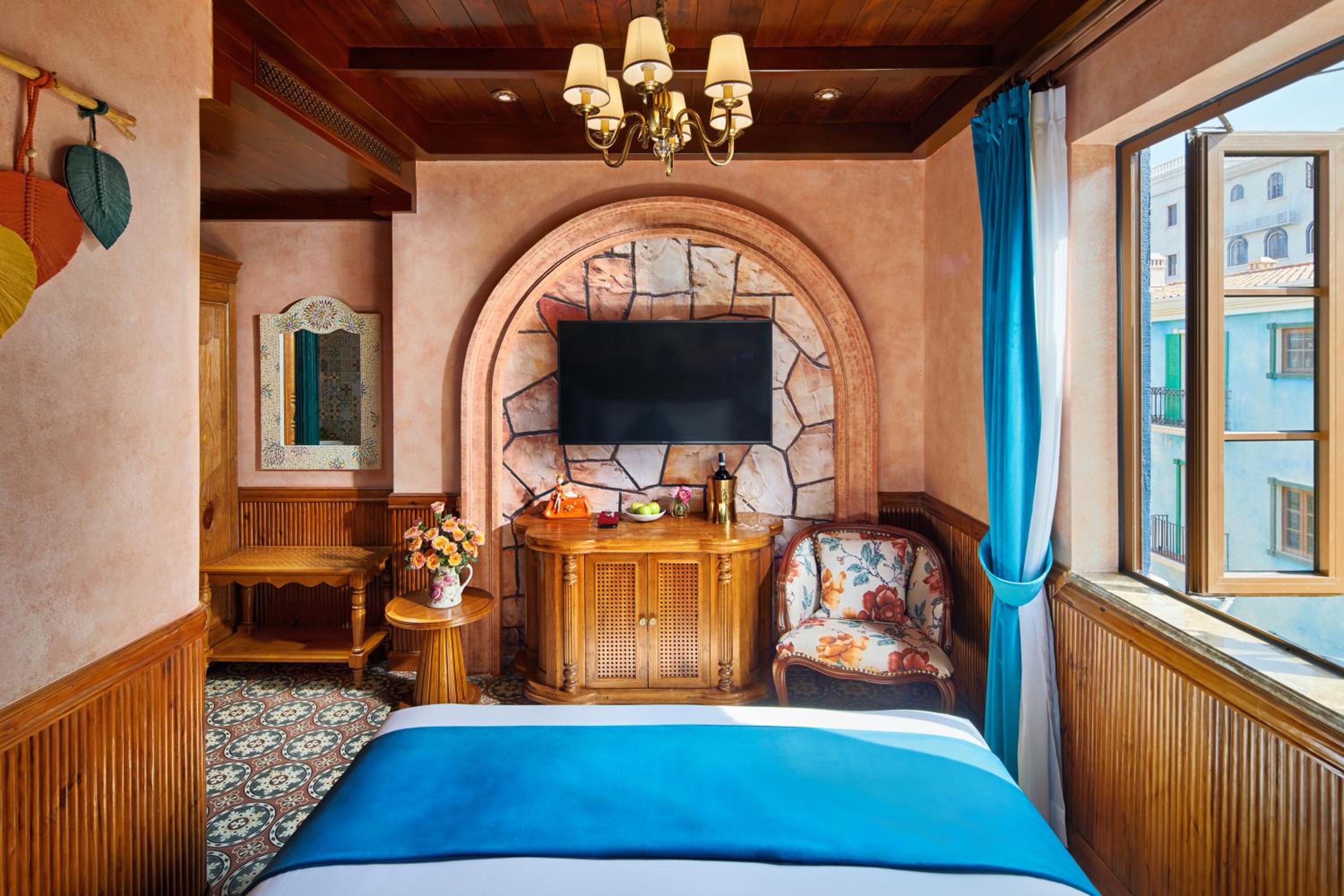 Caeli Amoris, City View, 1 King Bed with Window - Photo 8