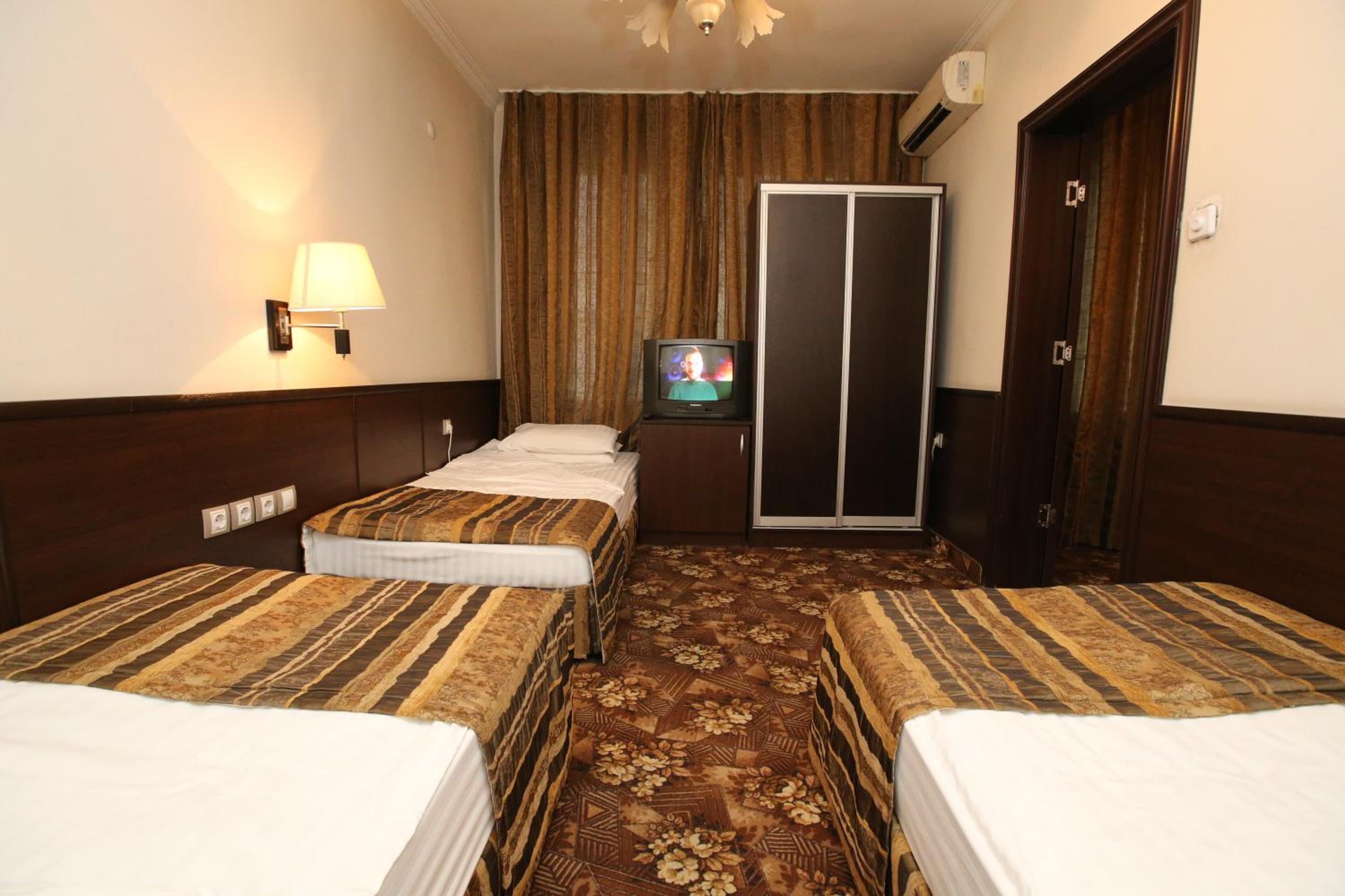 Small Twin Room - Photo 5