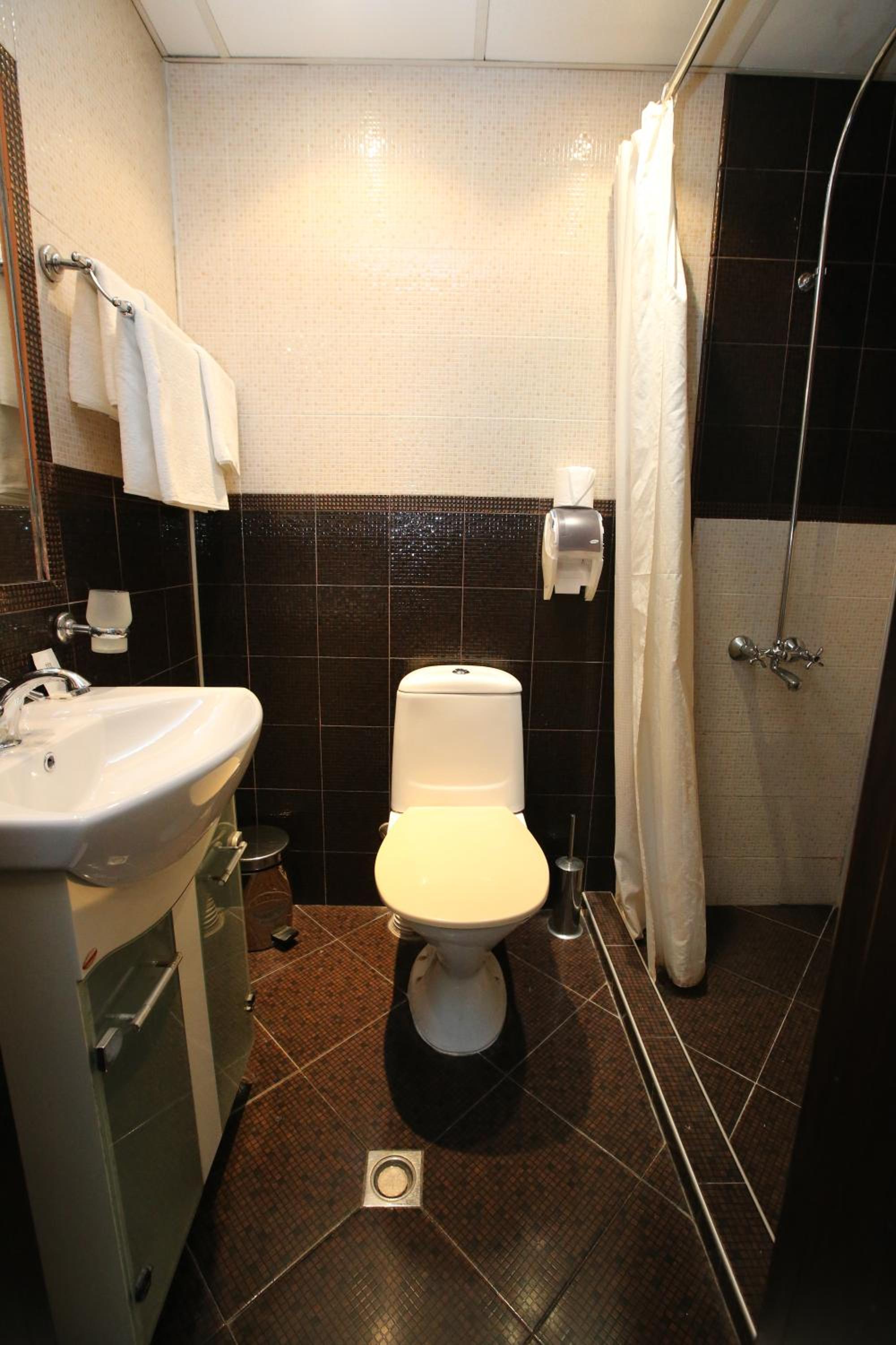 Small Twin Room - Photo 3