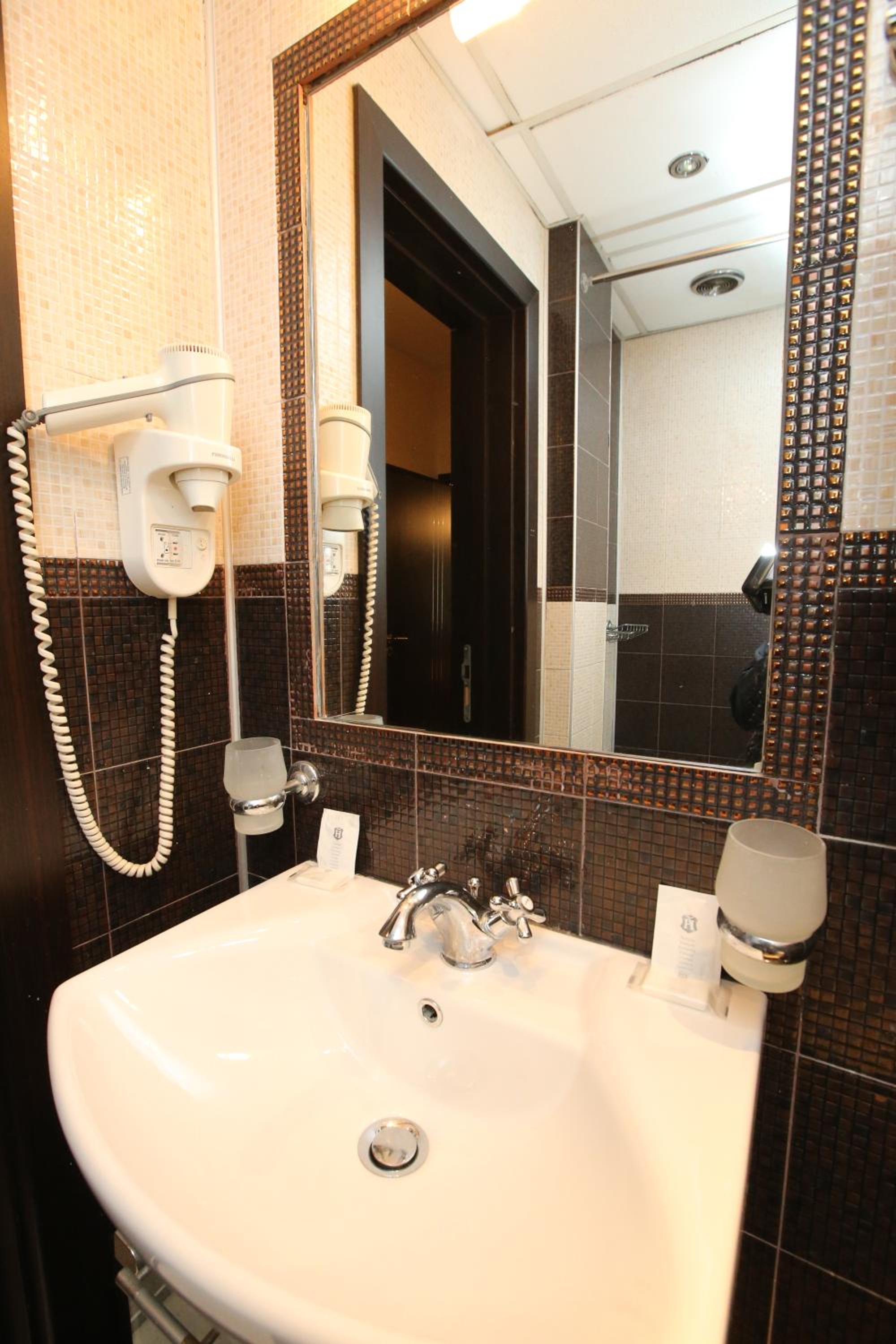 Small Twin Room - Photo 4
