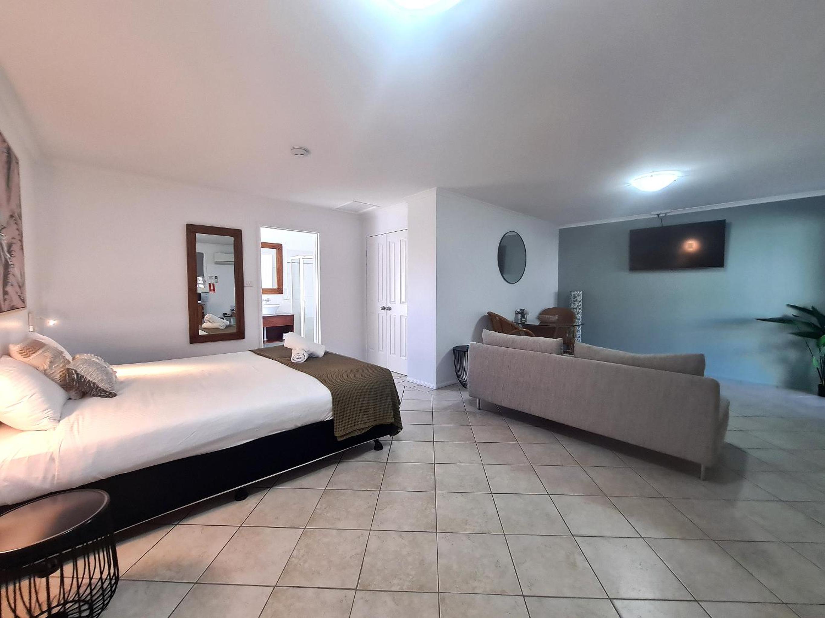 Deluxe Suite with Spa Bath photo 3