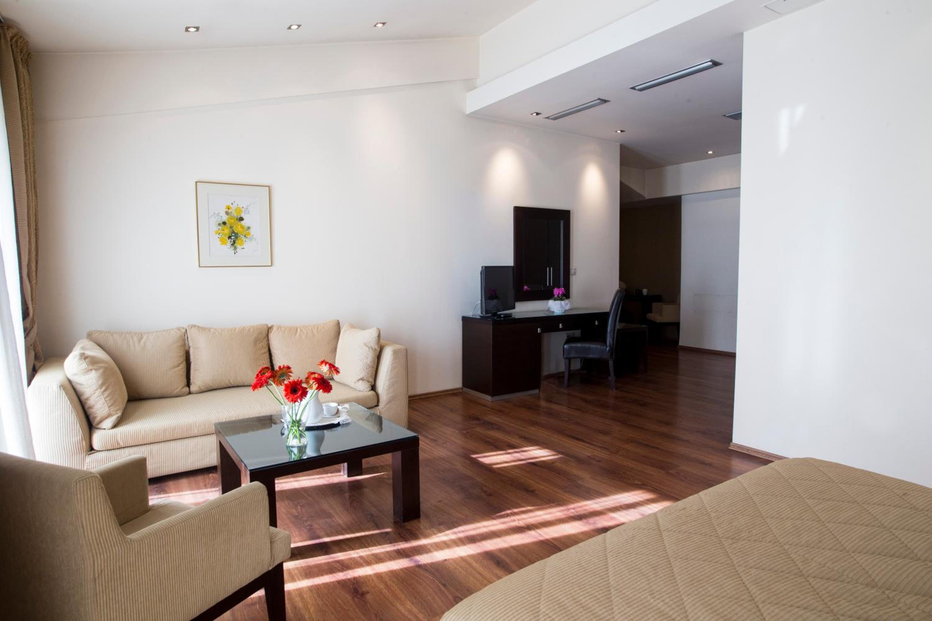Family Room (2 Adults + 2 Children) - Photo 2