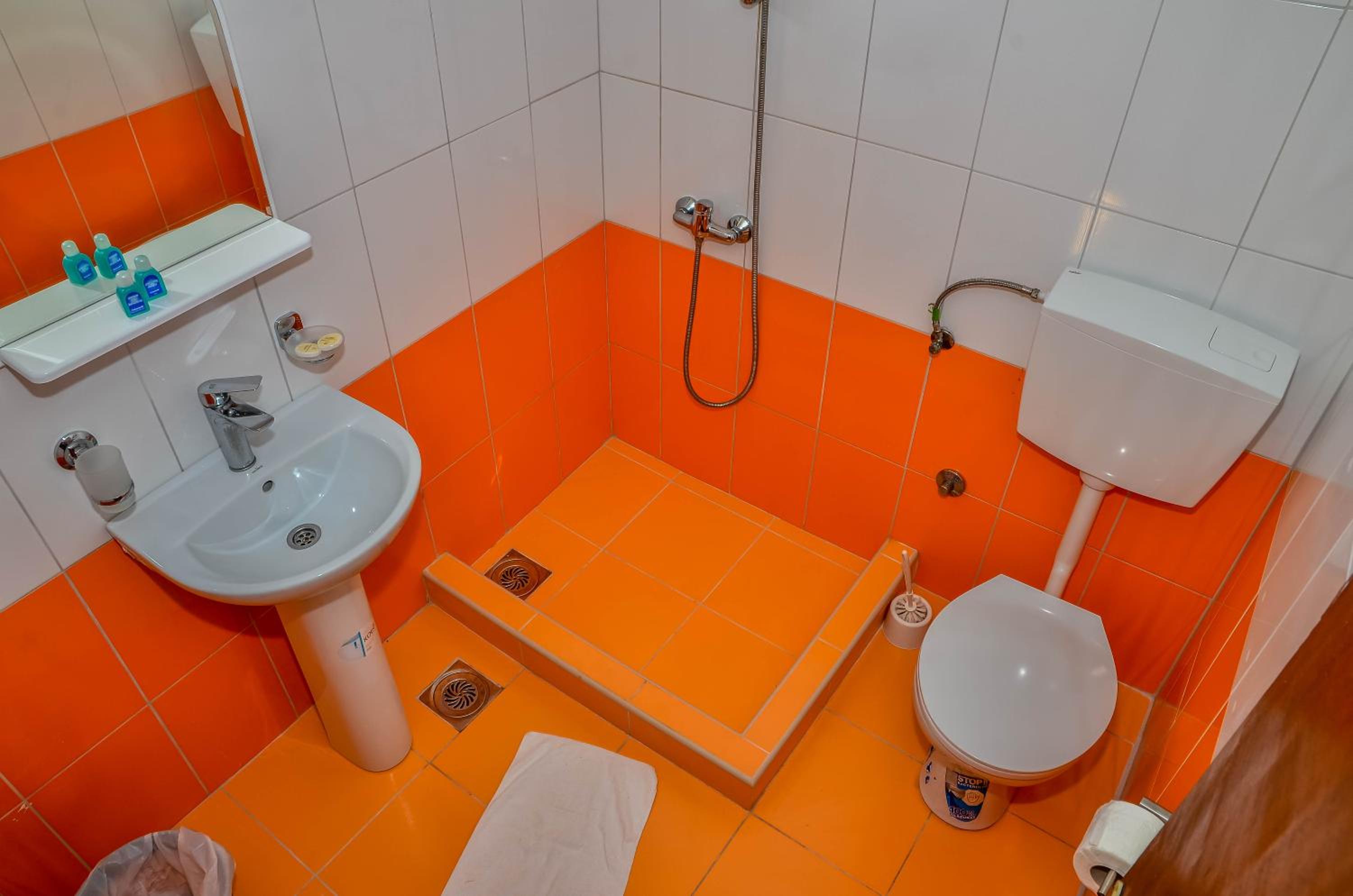 Double or Twin Room with Balcony - Photo 14