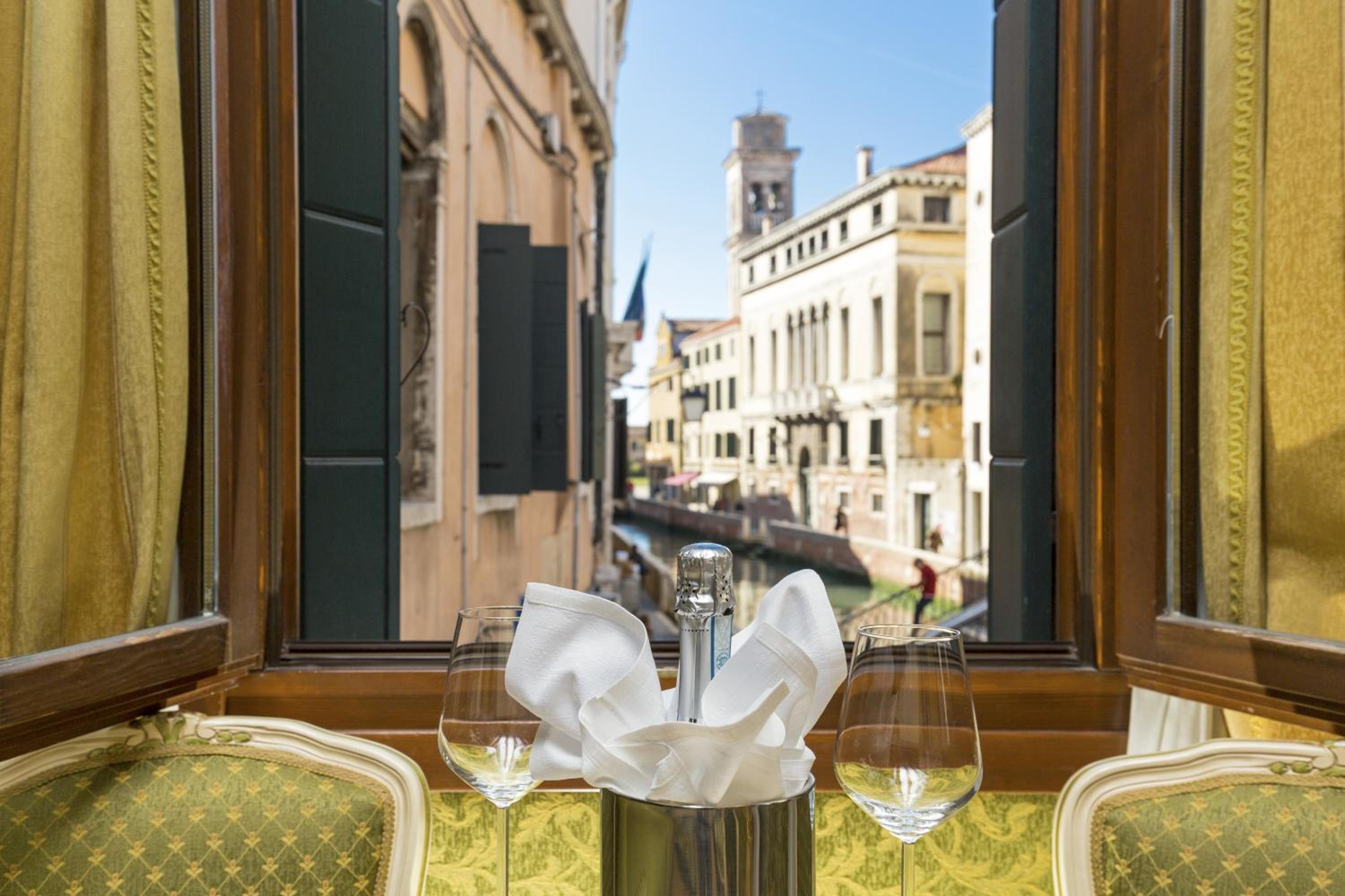 Junior Suite with Canal View photo 2