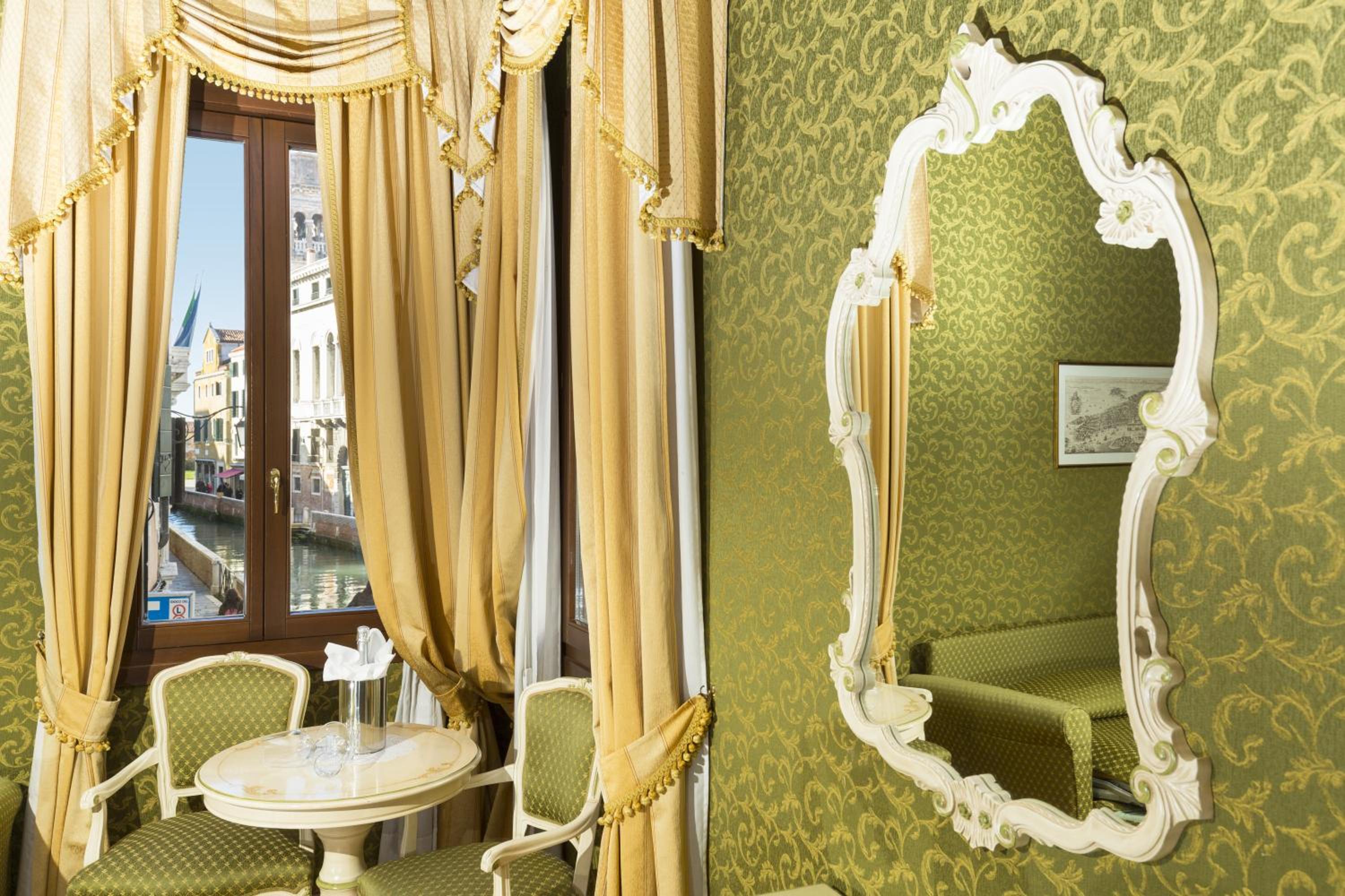 Junior Suite with Canal View photo 3