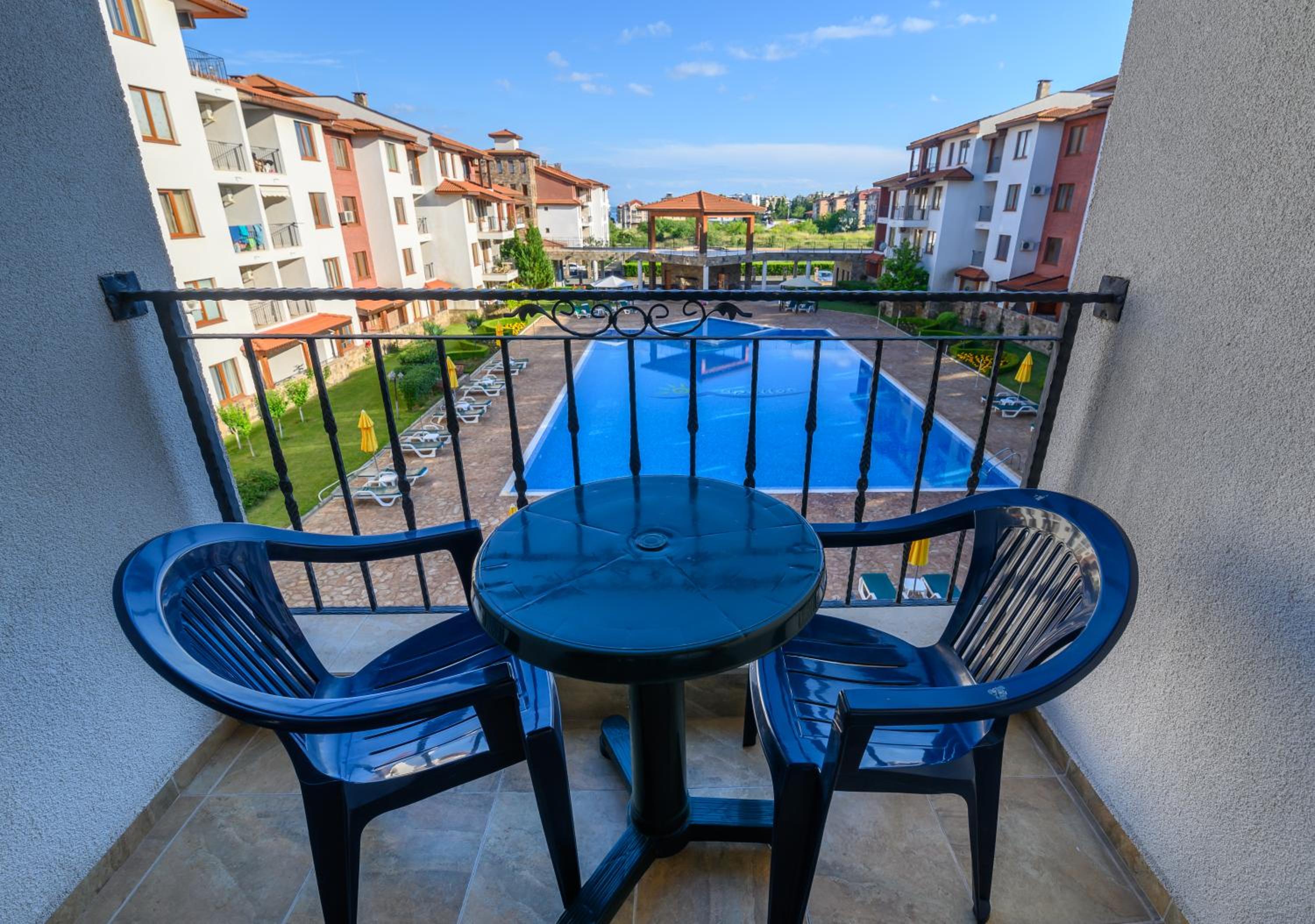 Apartment with Balcony photo 3