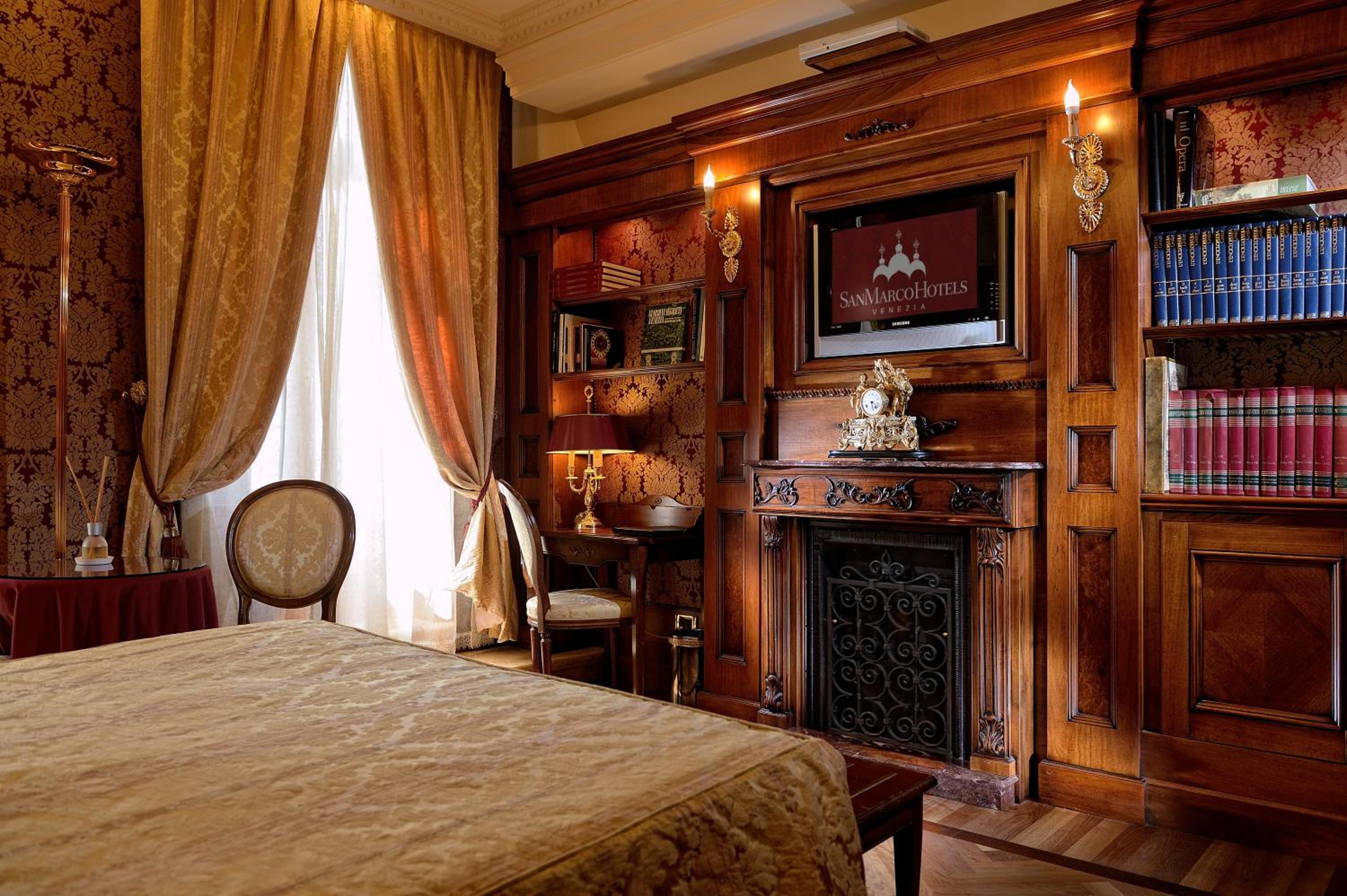 Deluxe Double Room with San Marco Square View photo 3