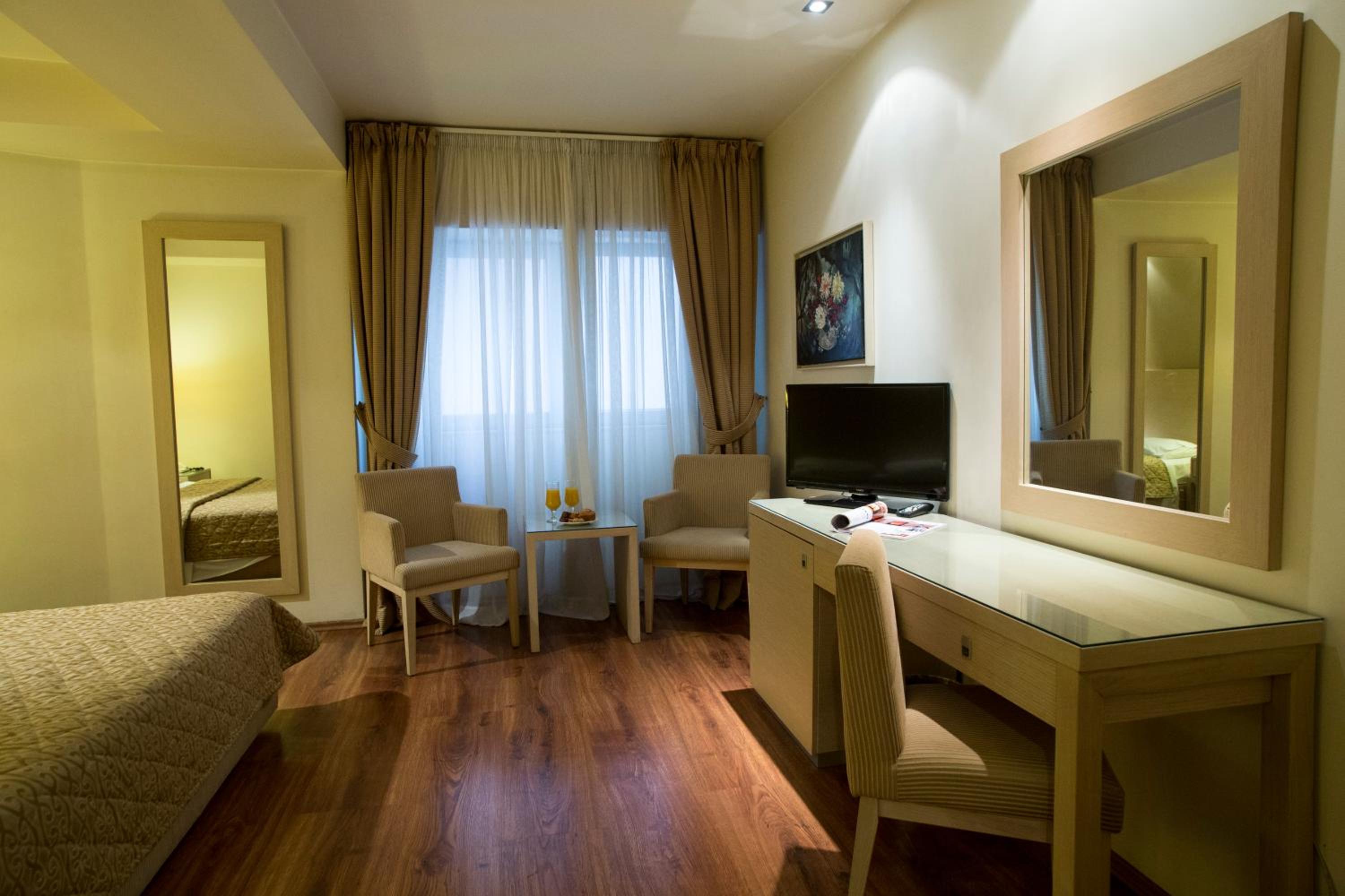 Double Room - Photo 2