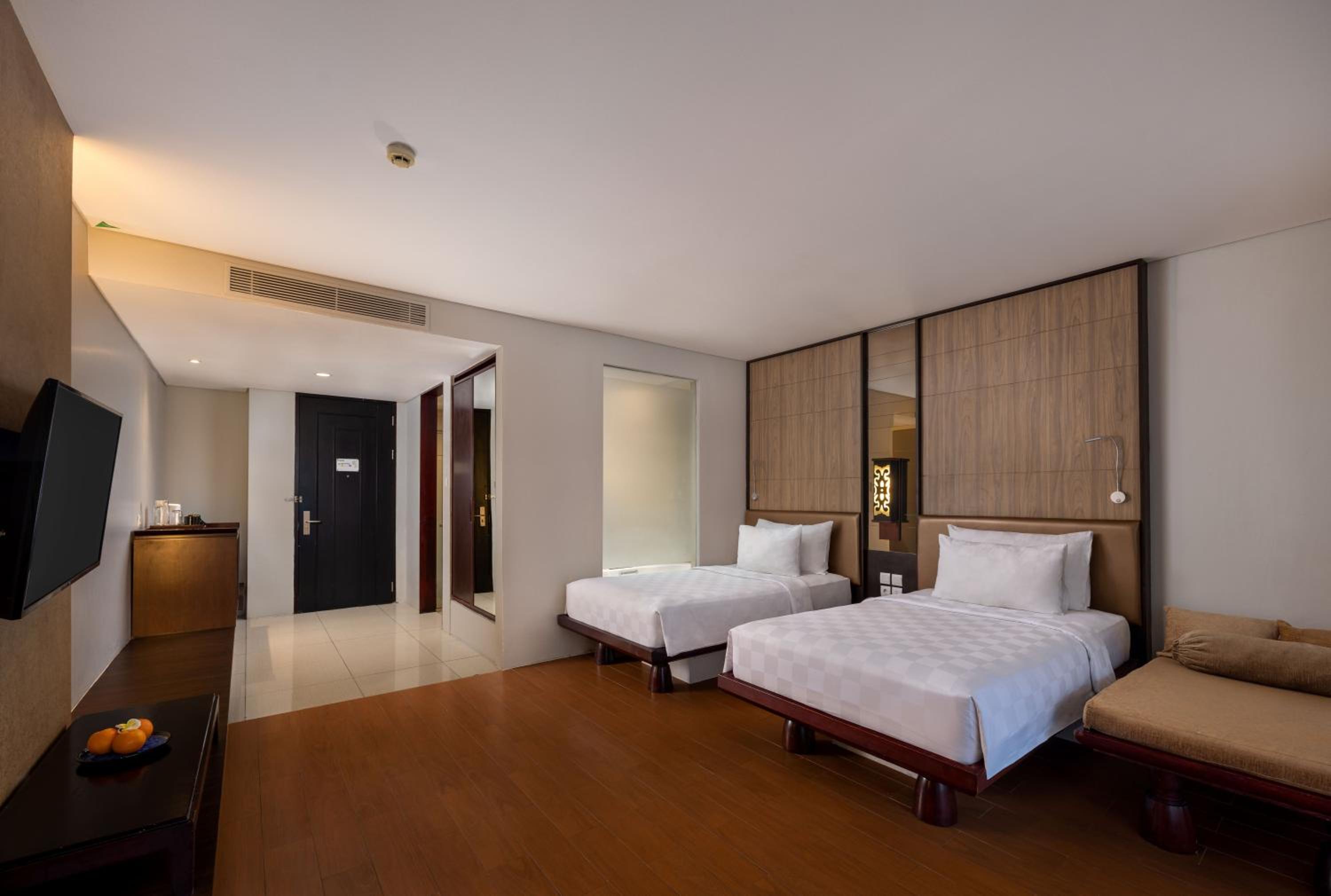 Grand Deluxe Twin Room with Pool View photo 1