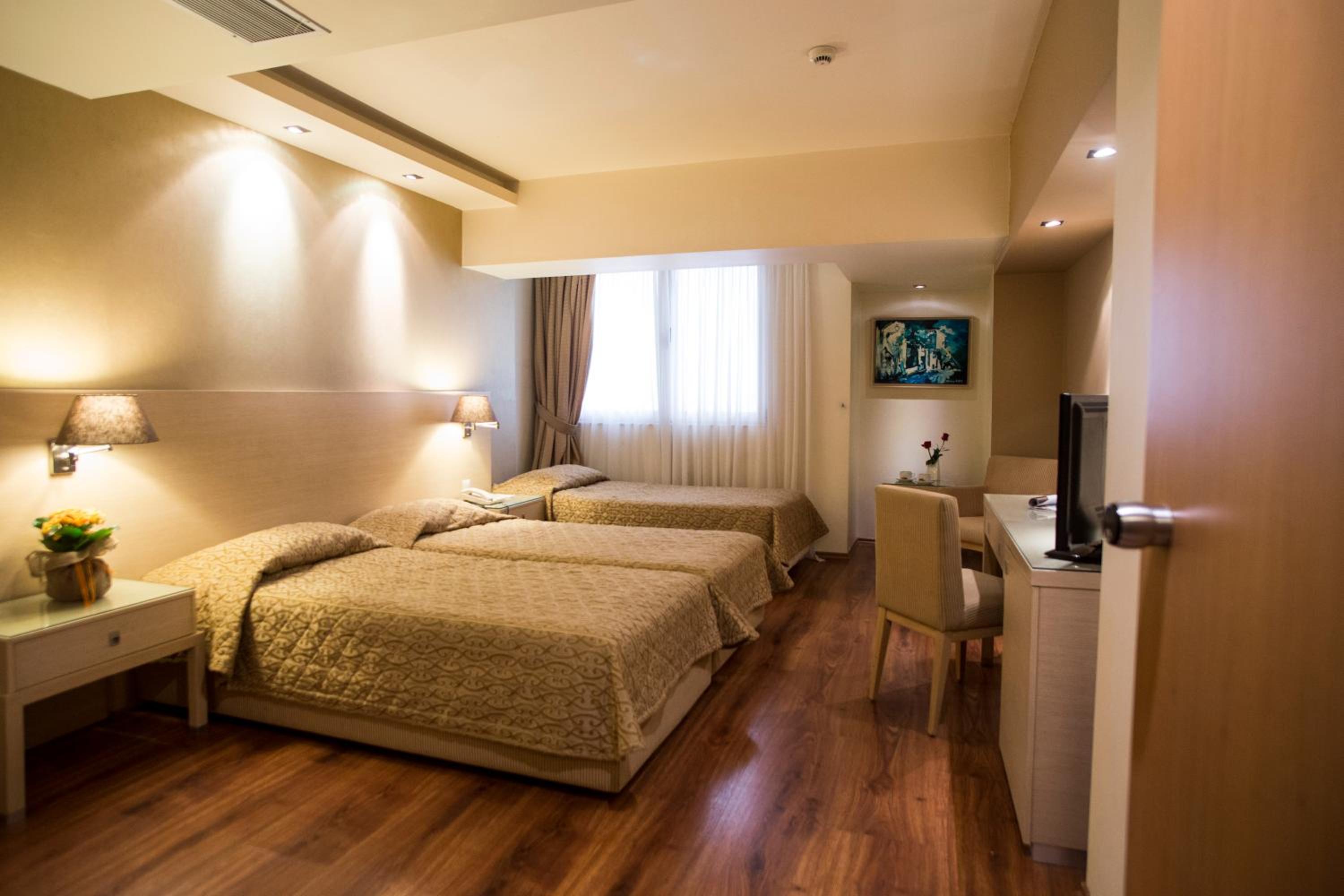 Twin Room with Extra Bed - Photo 2