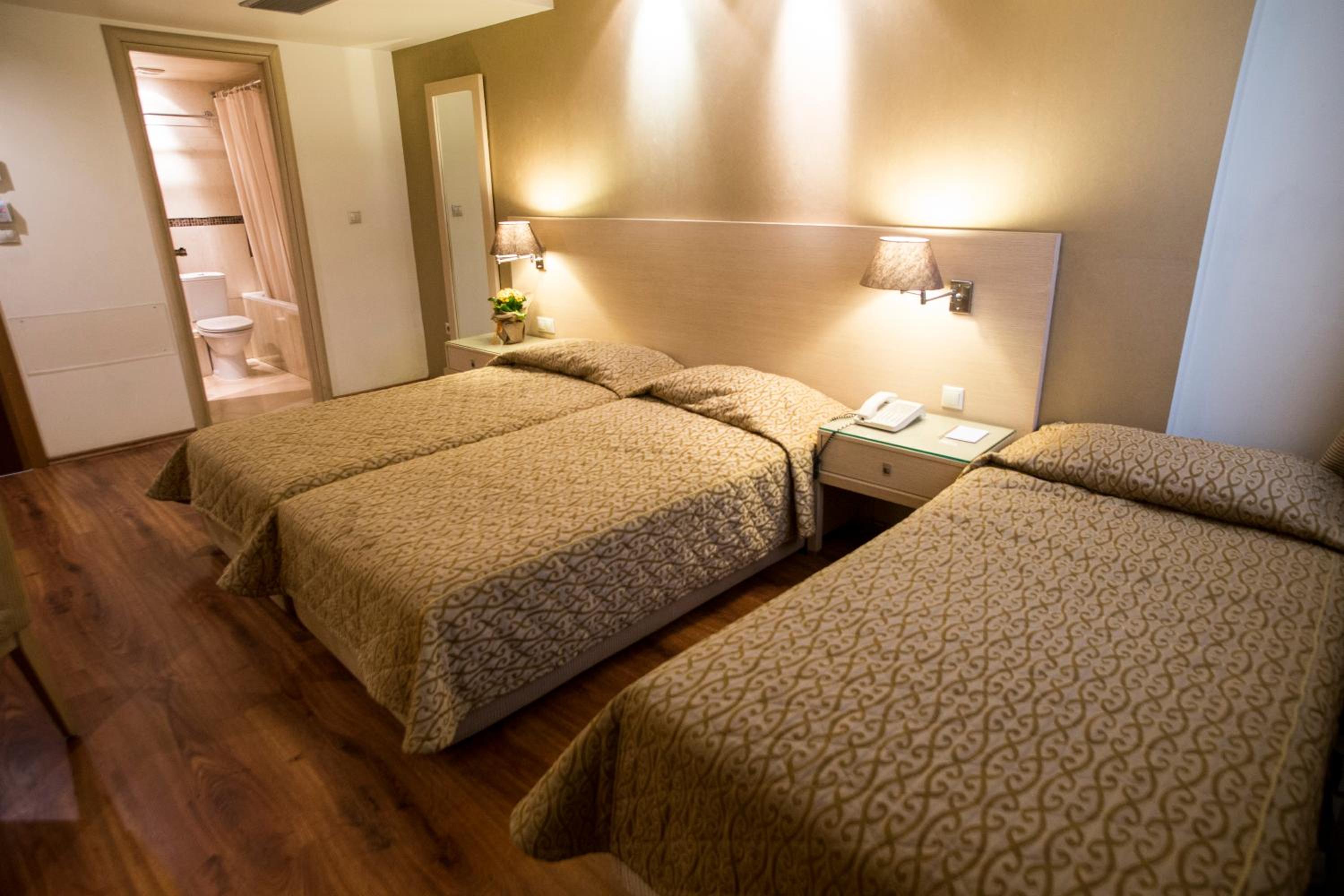 Twin Room with Extra Bed - Photo 1