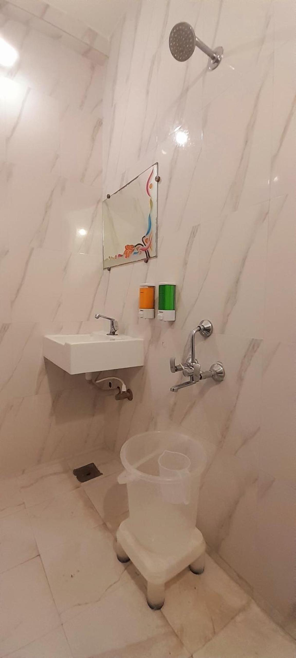 Deluxe Double Room Newly Renovated- Free pick and drop to Shirdi Railway Station - Photo 7