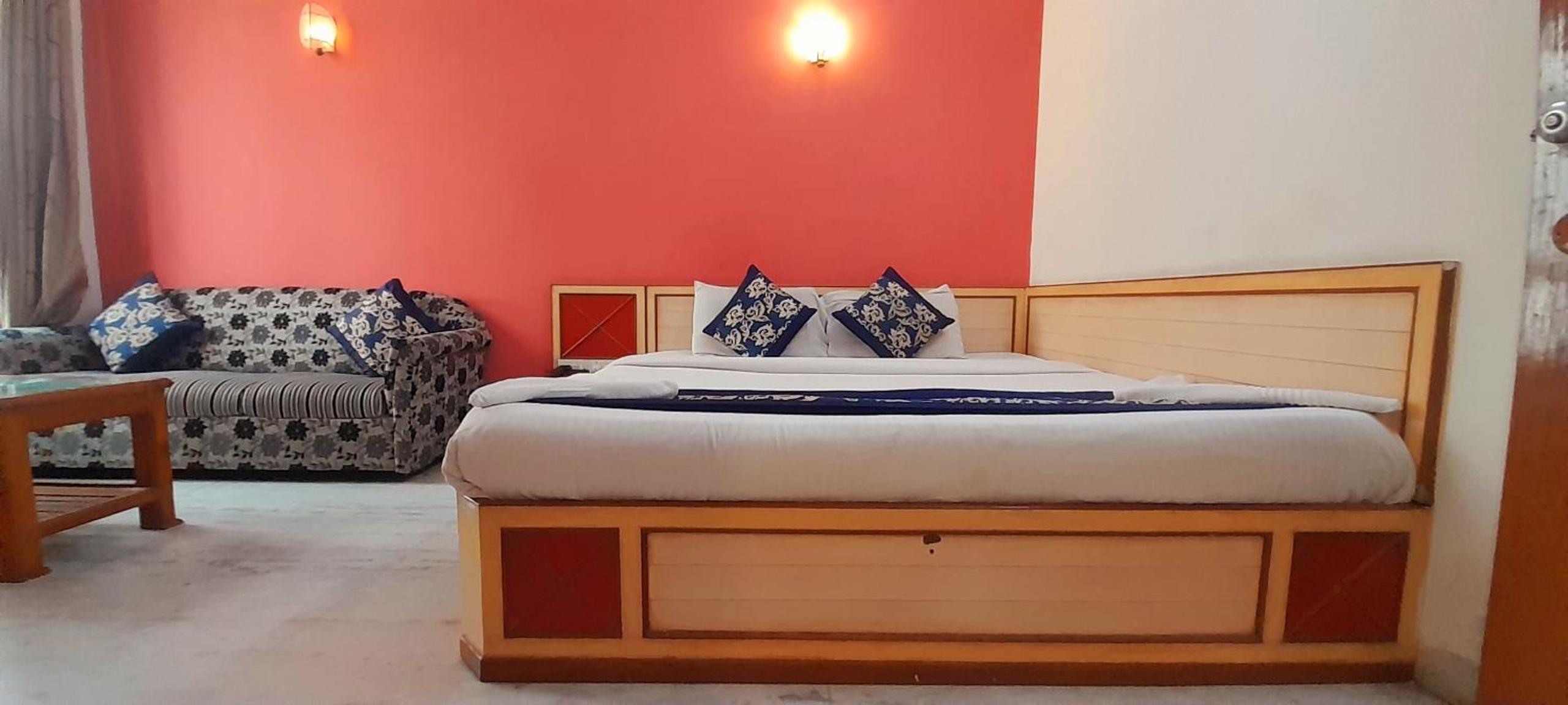 Deluxe Double Room Newly Renovated- Free pick and drop to Shirdi Railway Station - Photo 4