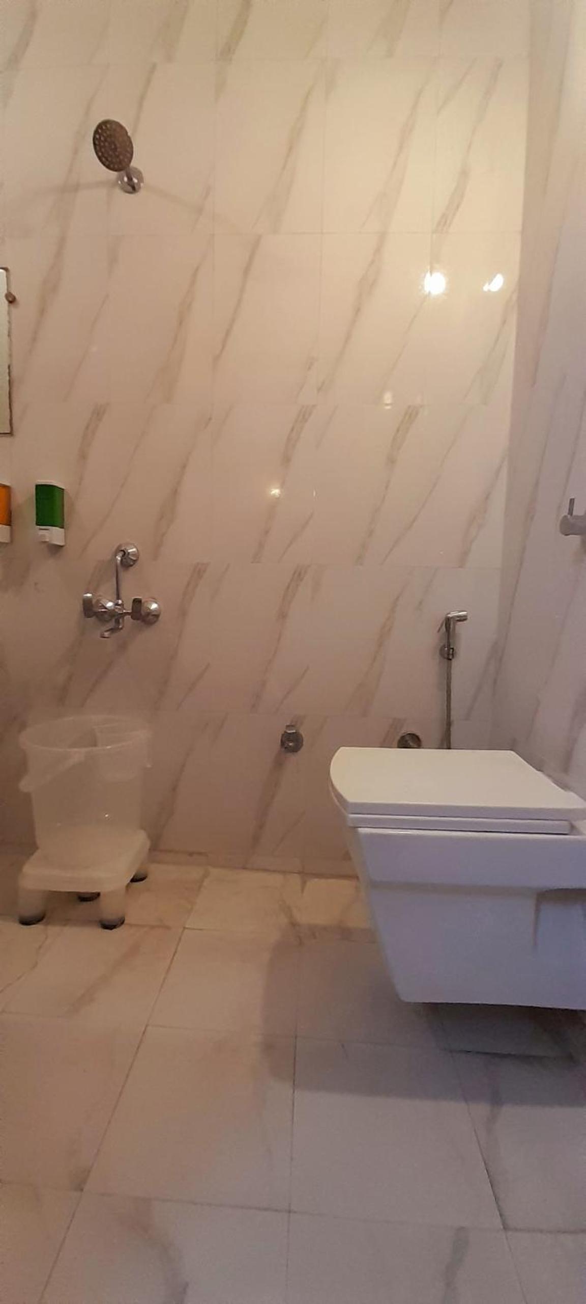 Deluxe Double Room Newly Renovated- Free pick and drop to Shirdi Railway Station - Photo 2