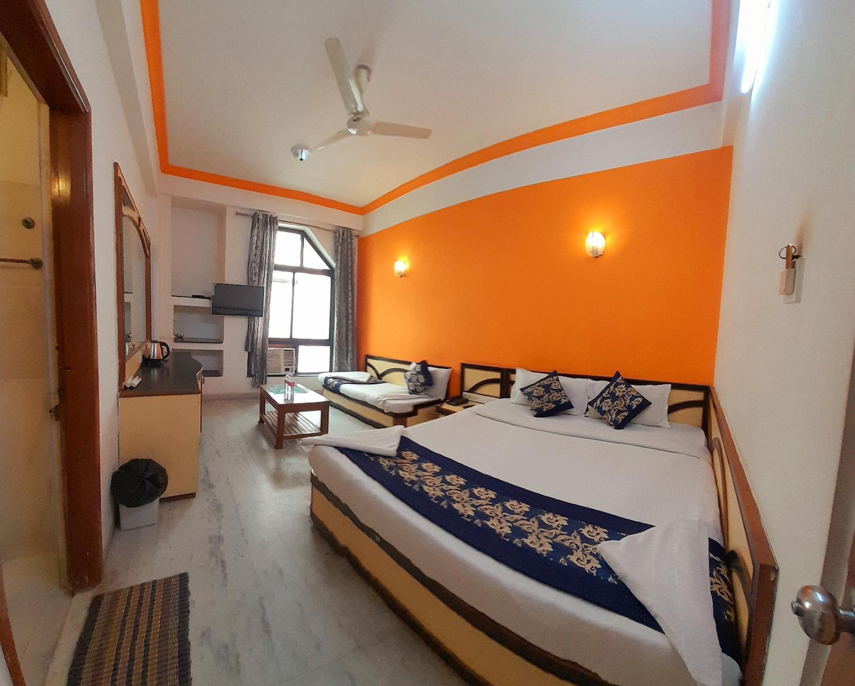 Deluxe Triple Room Newly Renovated- - Free pick and drop to Shirdi Railway Station - Photo 3