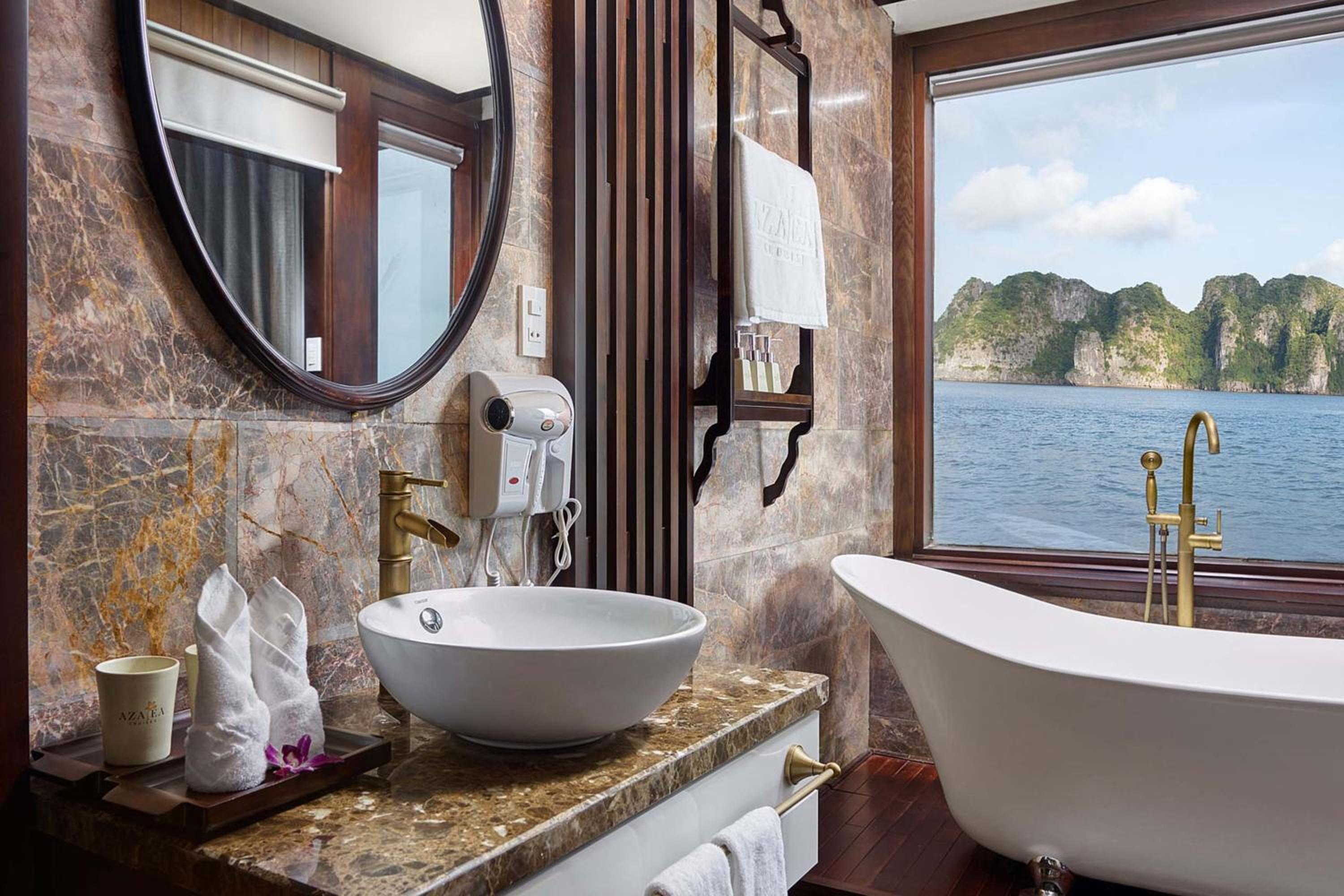 Senior Suite with Balcony and Bathtub - Starlink Network Access photo 2