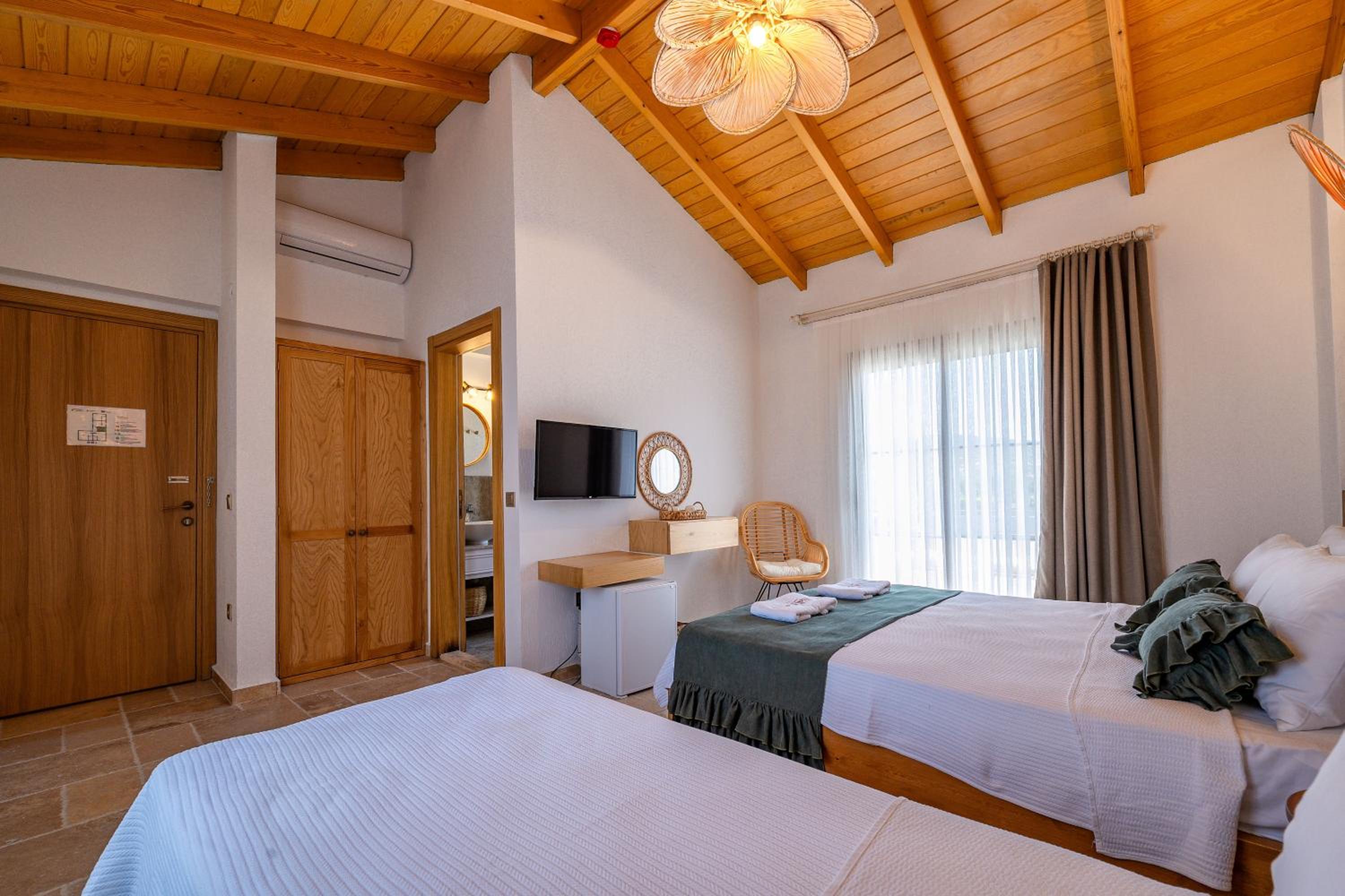 Deluxe Triple Room - Photo 9