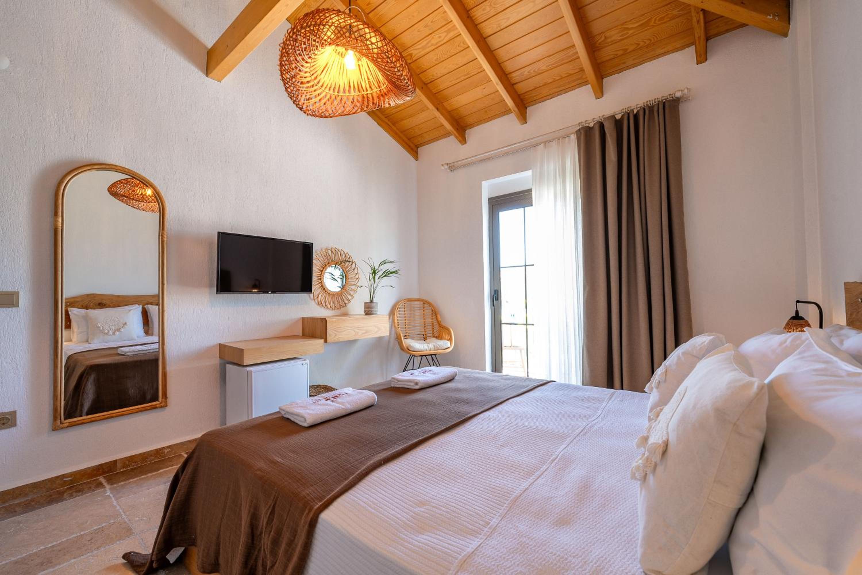 Deluxe Double Room - Photo 8