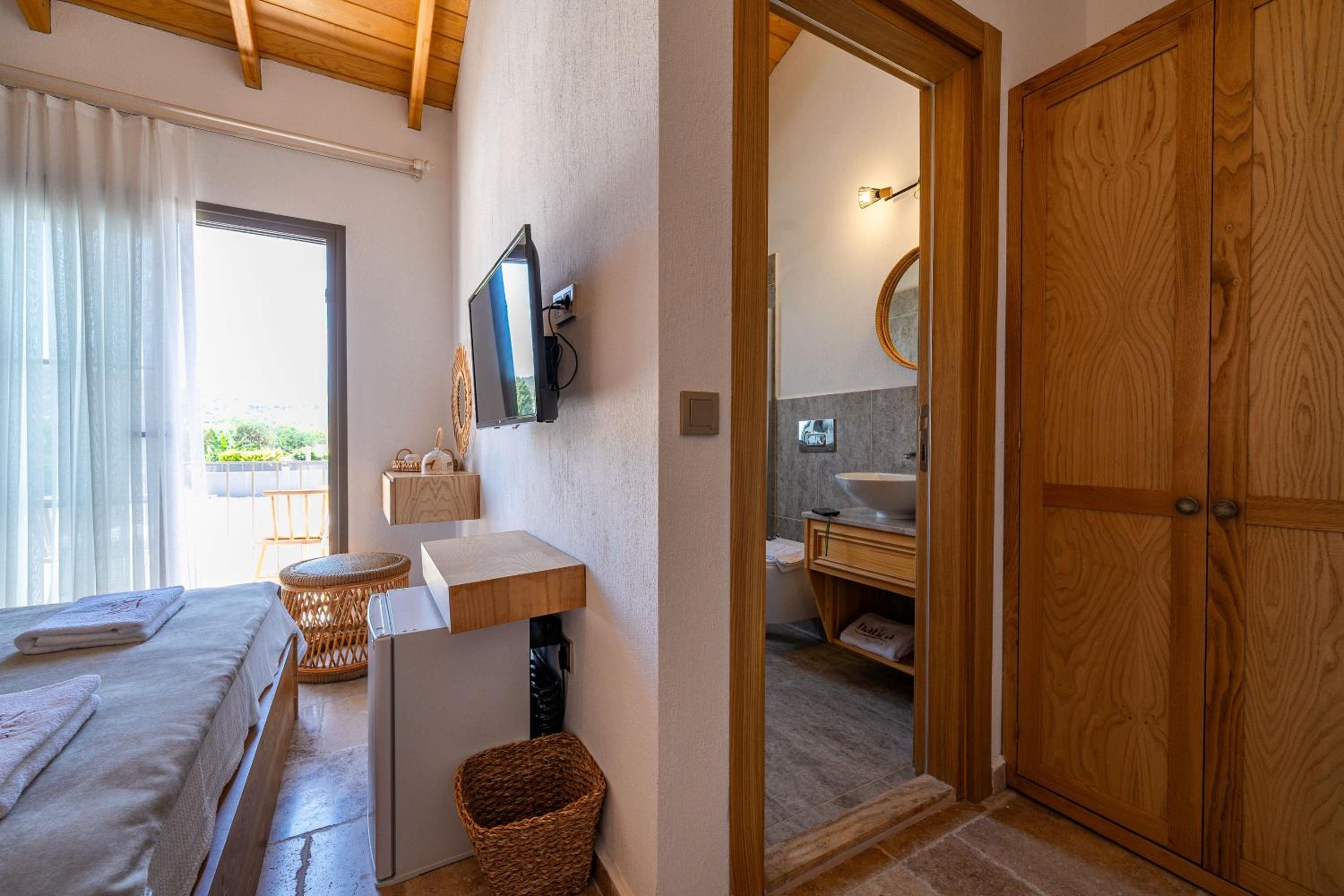 Deluxe Double Room - Photo 12
