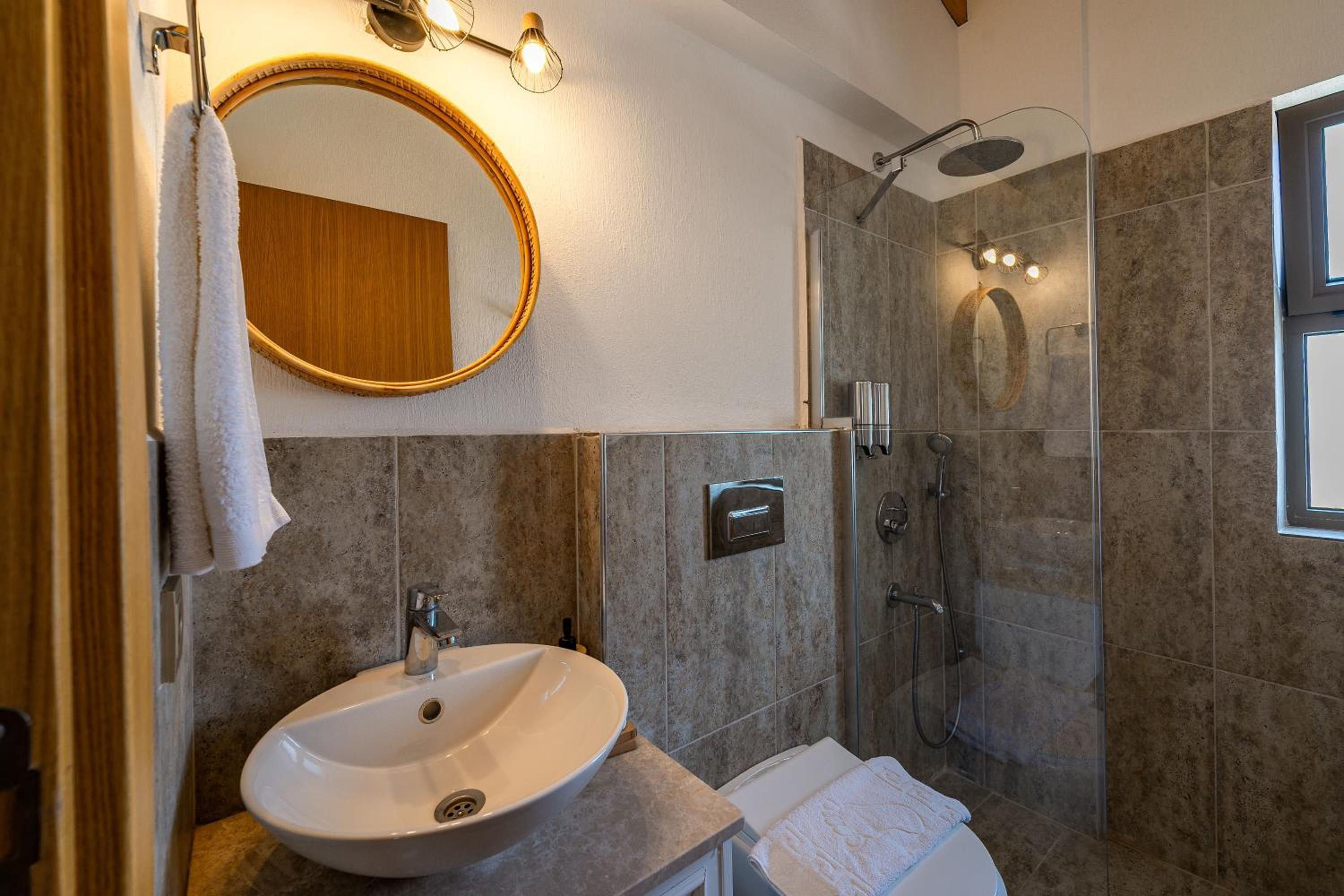 Standard Twin Room - Photo 8