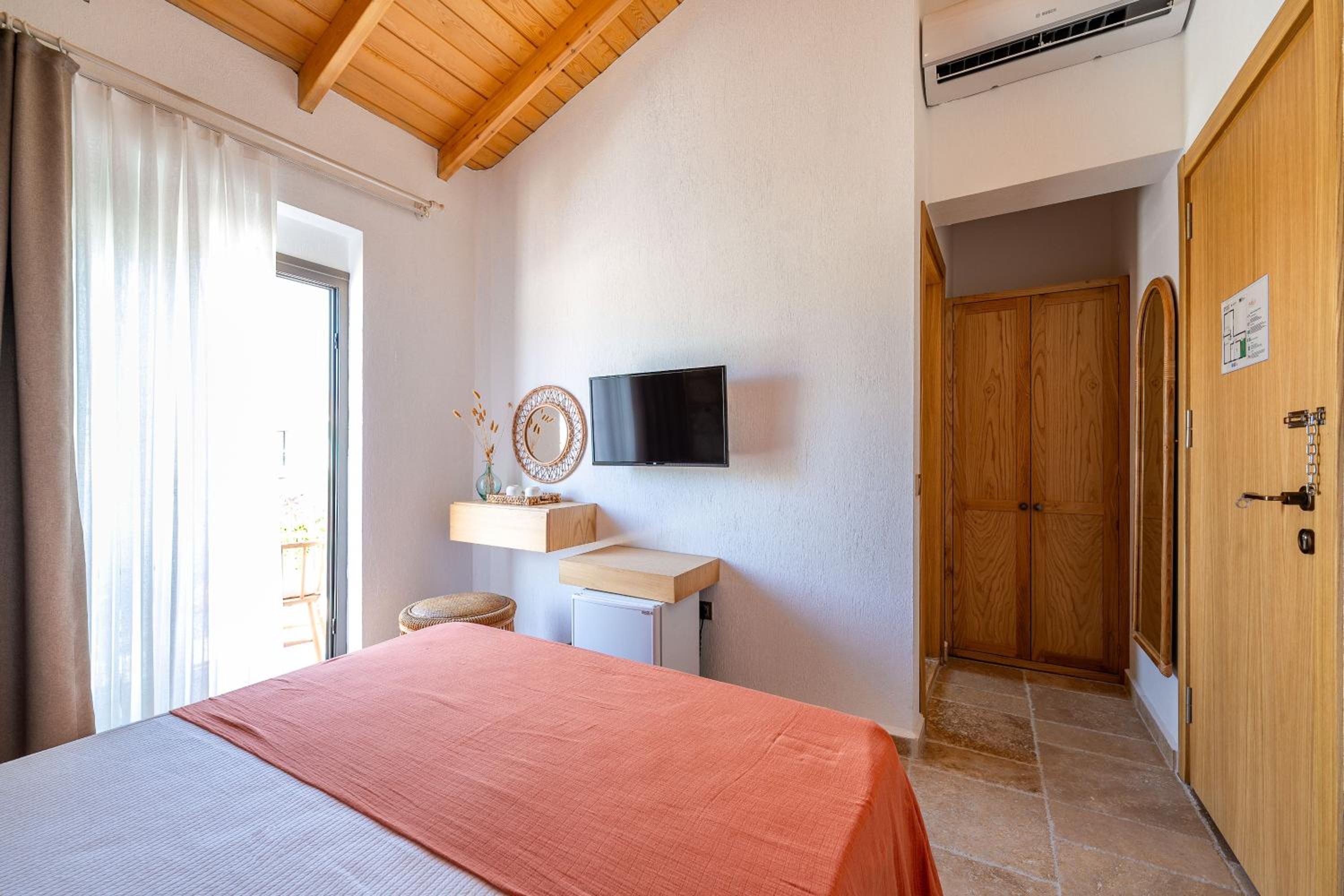 Deluxe Double Room - Photo 11