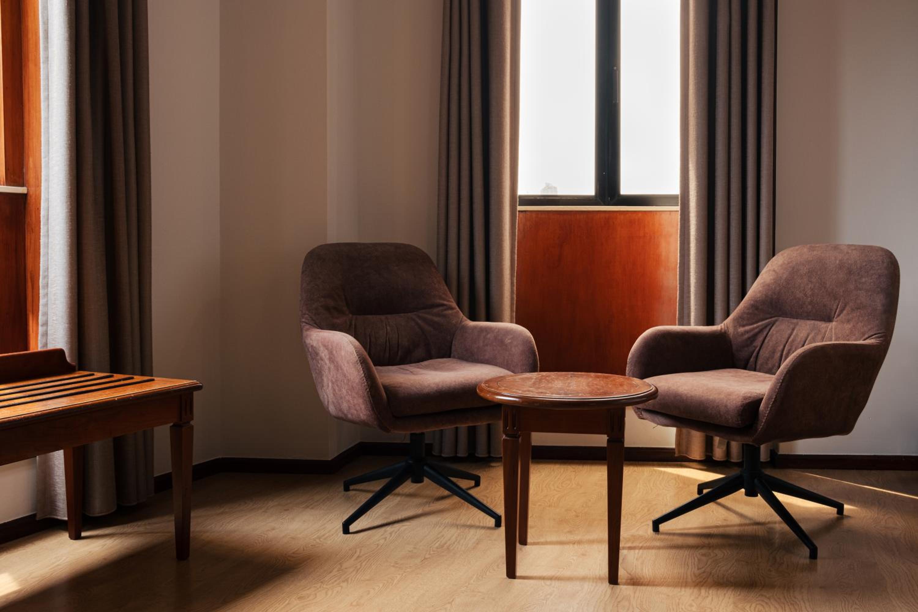 Superior King Room thumbnail 5