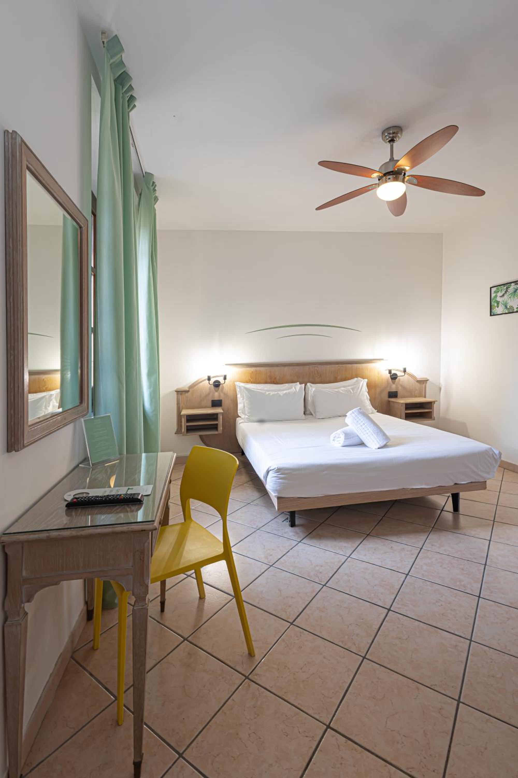 Standard Double or Twin Room - Photo 7