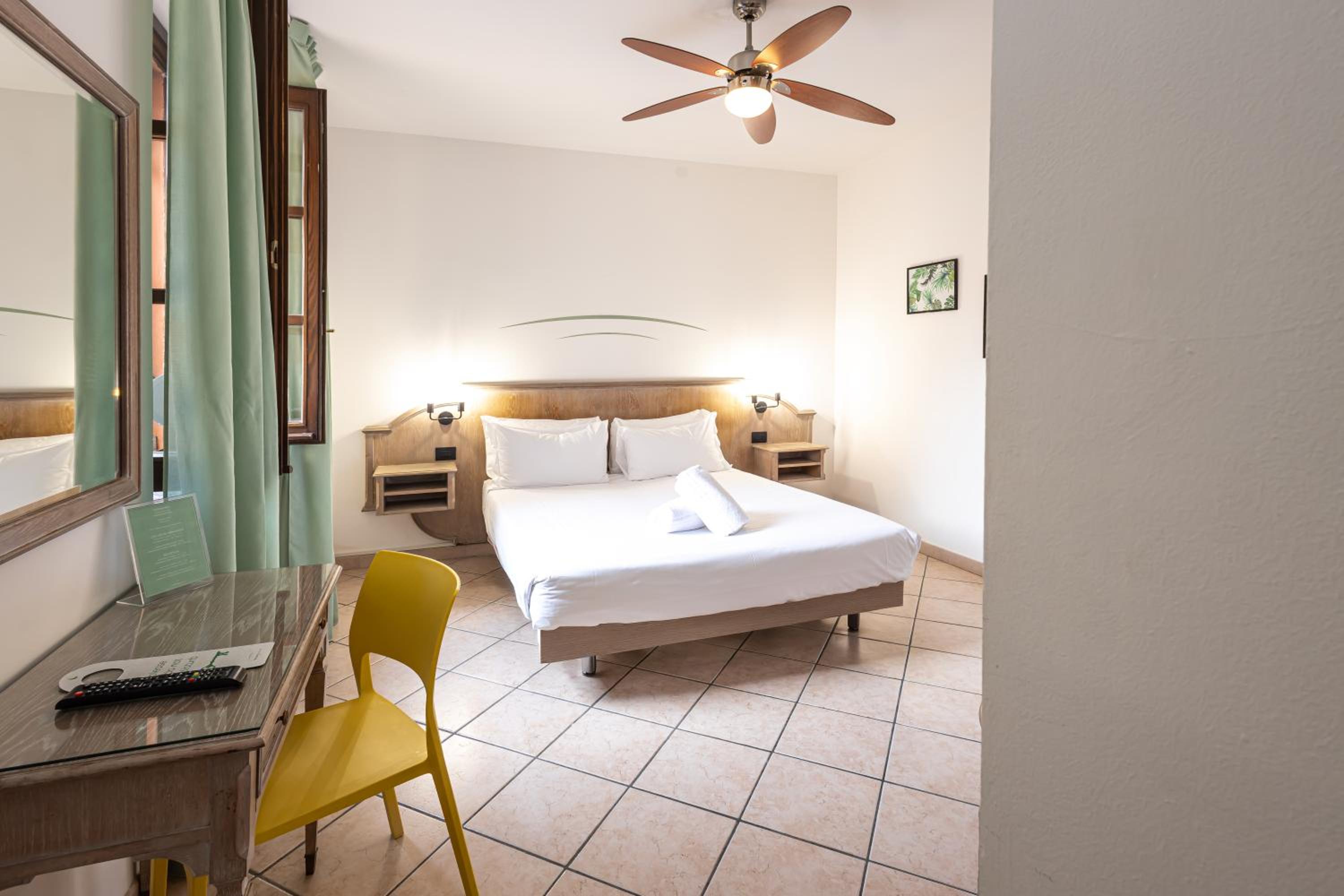 Standard Double or Twin Room - Photo 28