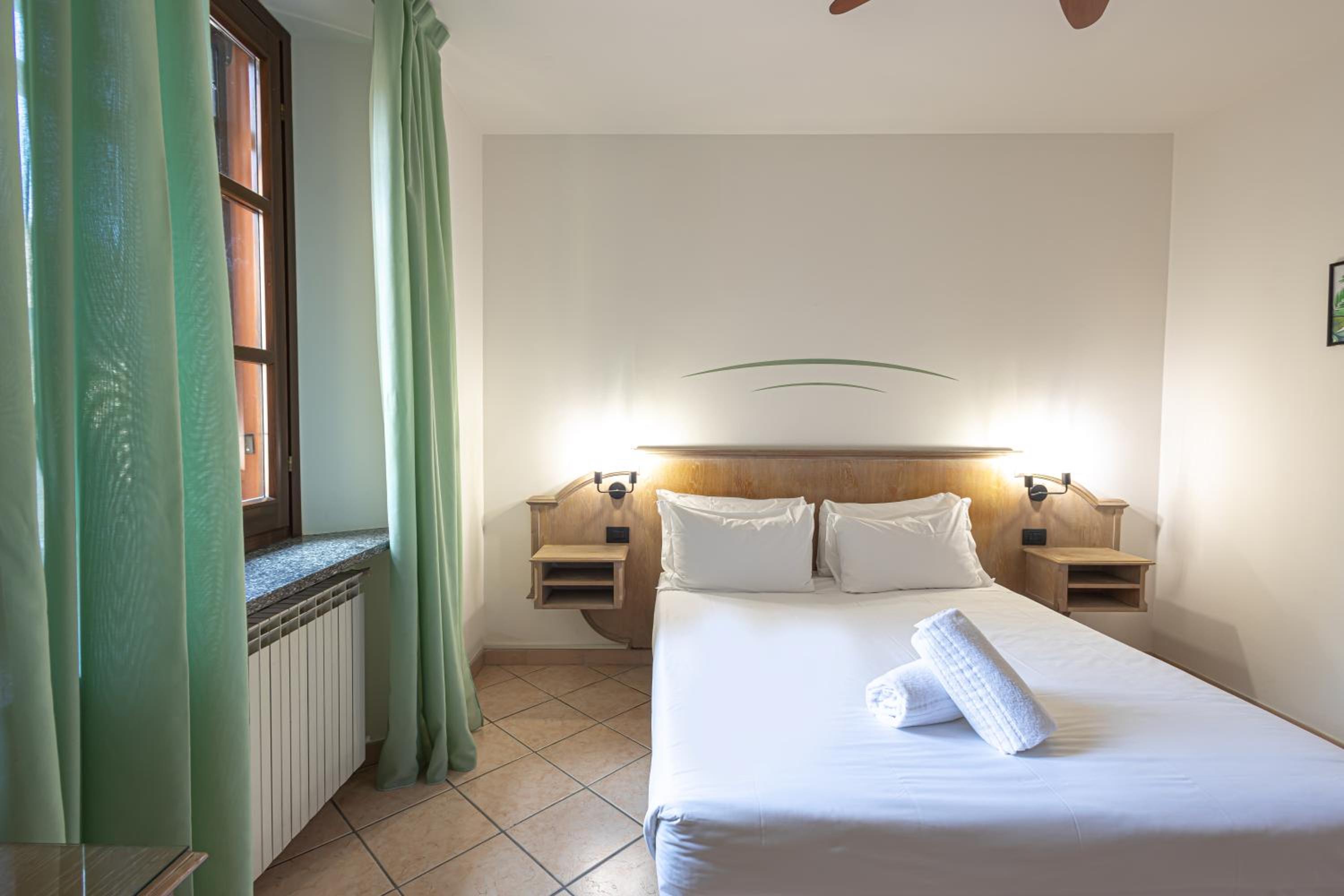 Standard Double or Twin Room - Photo 30